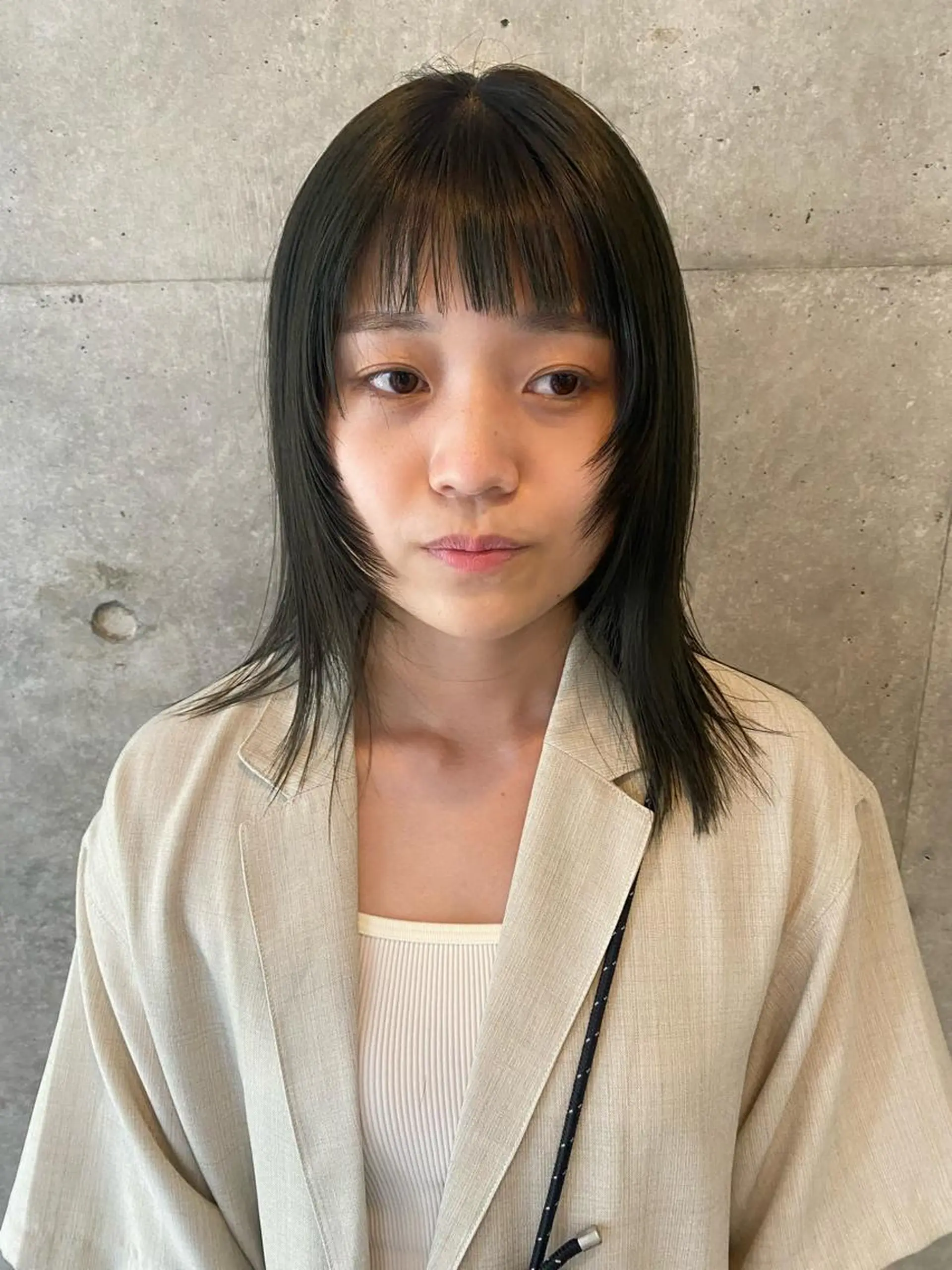 ミディアム カラー 顔まわりレイヤー レイヤーカット Yahiko ハイトーンのヘアスタイル