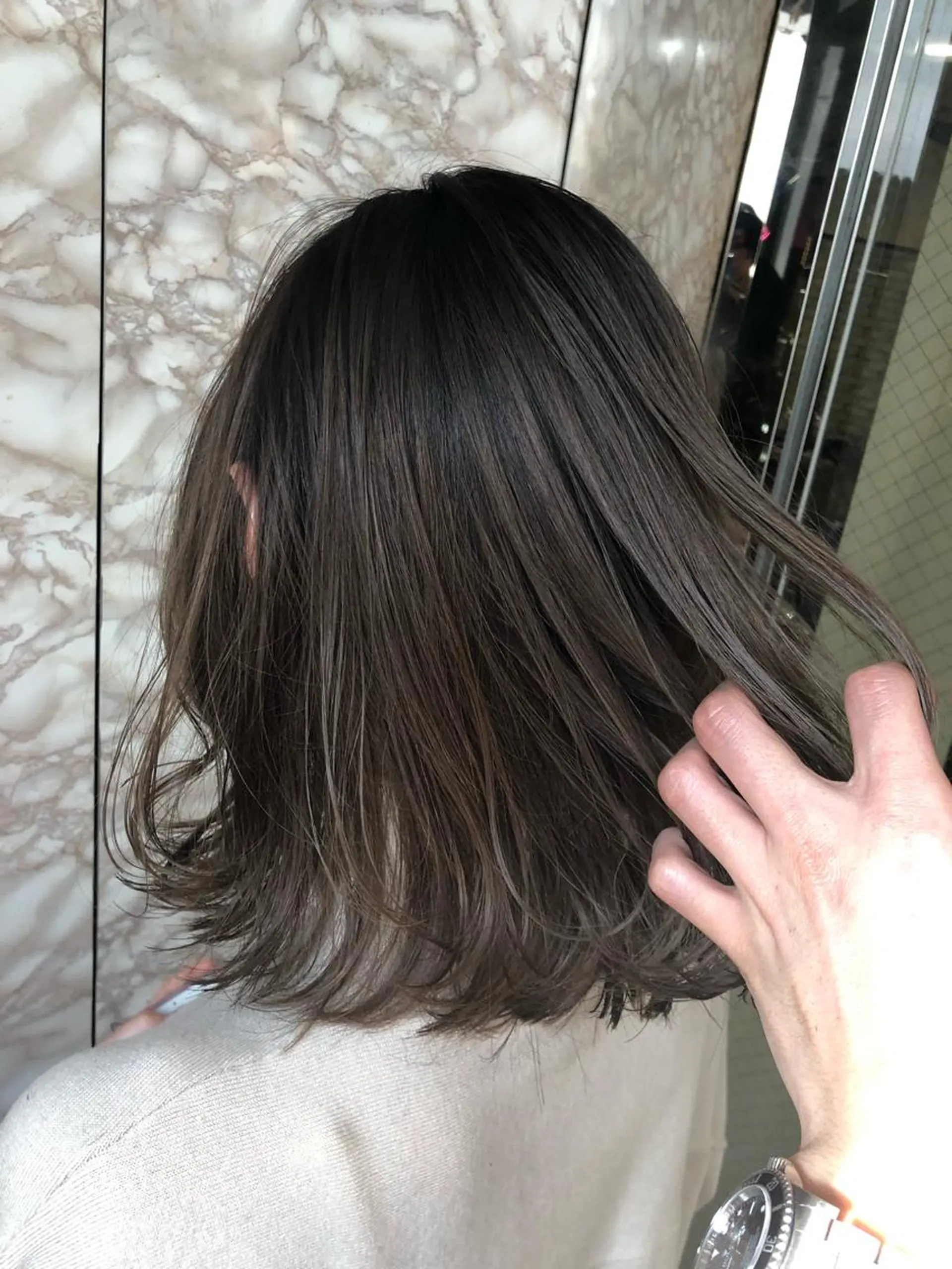 ミディアム カラー パーマ ヘアアレンジ ベージュカラー ミルクティーベージュ TOMO GEEKS代表のヘアスタイル