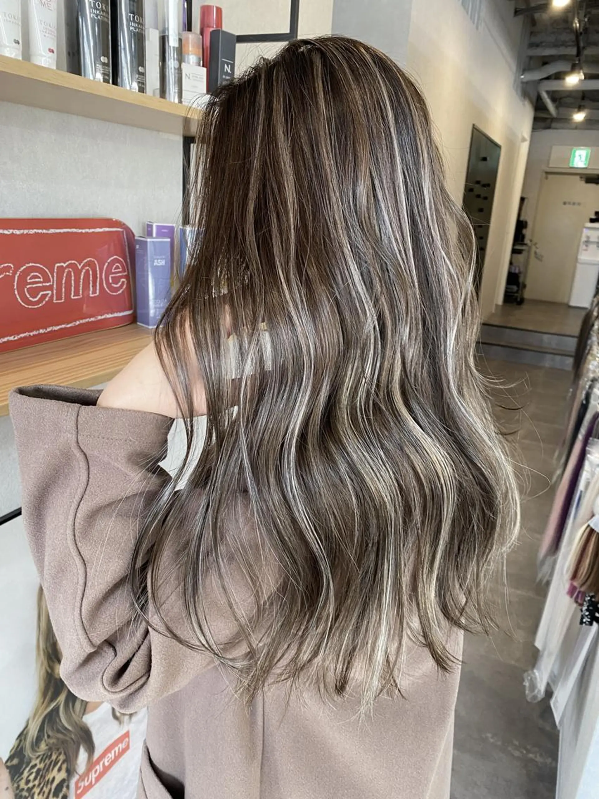 セミロング パーマ ヘアアレンジ カラー ハイトーン カラーのヘアスタイル