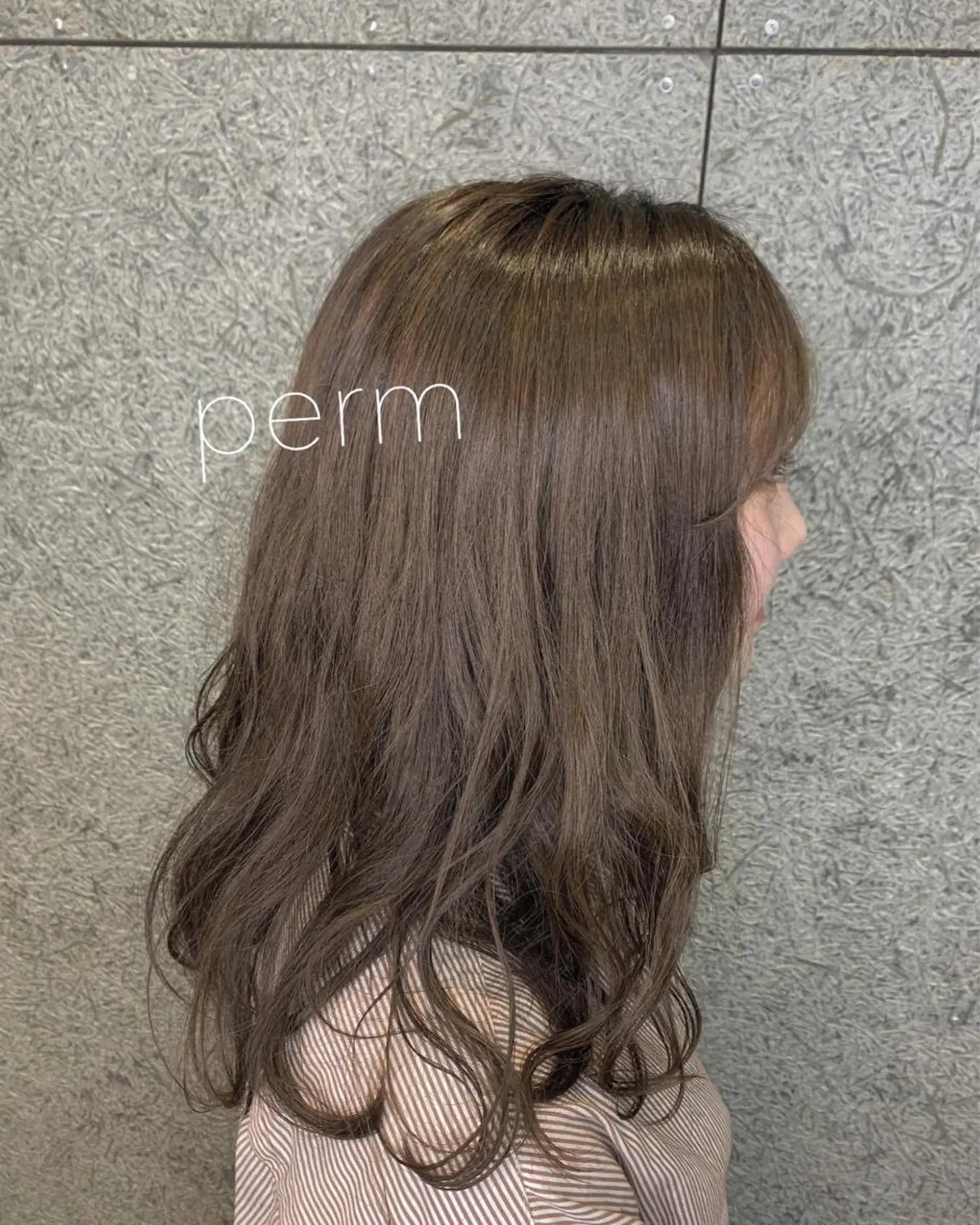 セミロング パーマ satsuki 暖色・ブラウンカラーのヘアスタイル