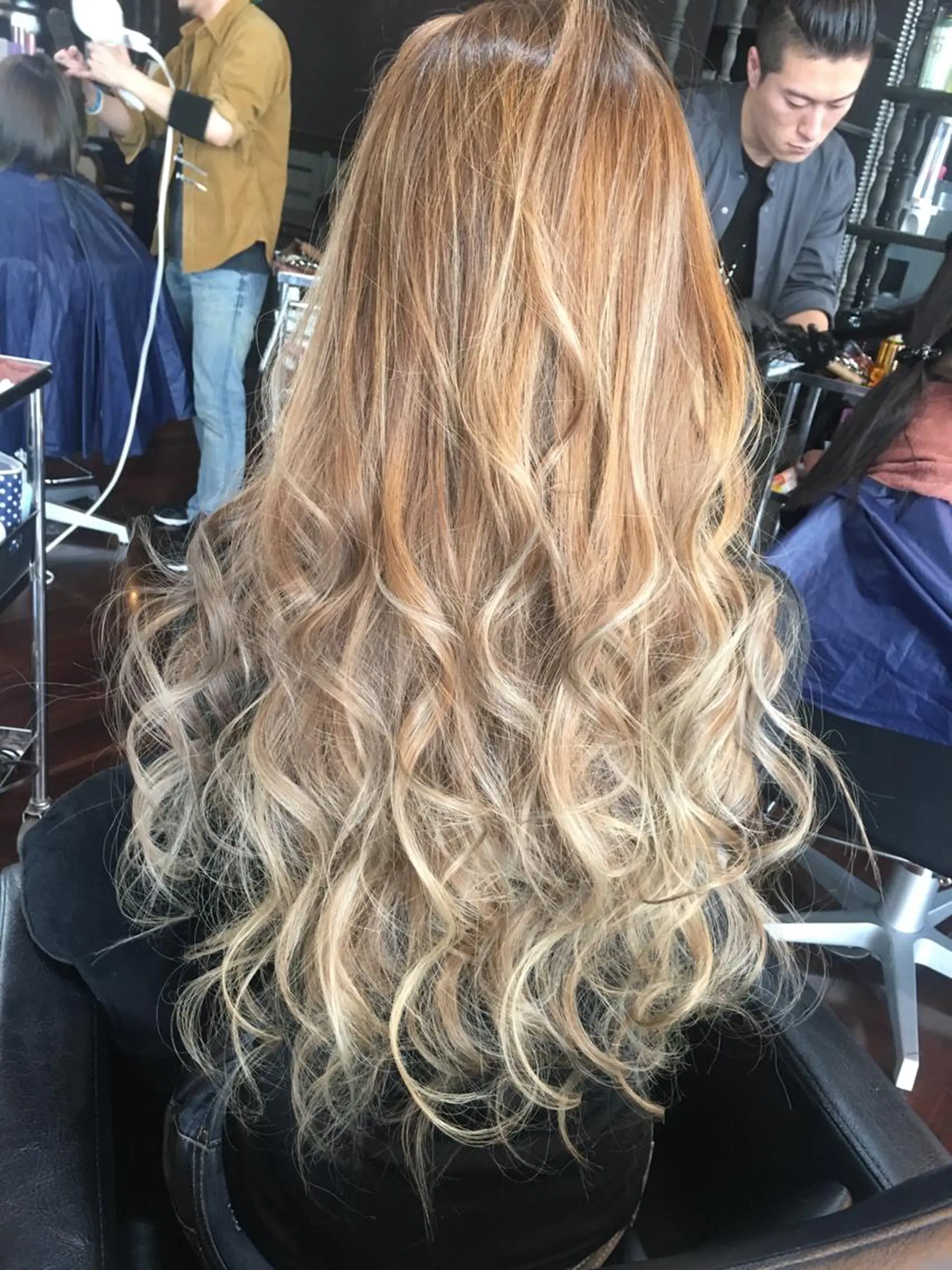 ロング カラー ダブルカラー ハイライトカラー ハイライト ヘアカラー トリートメント 吉本 yoshimotoのヘアスタイル