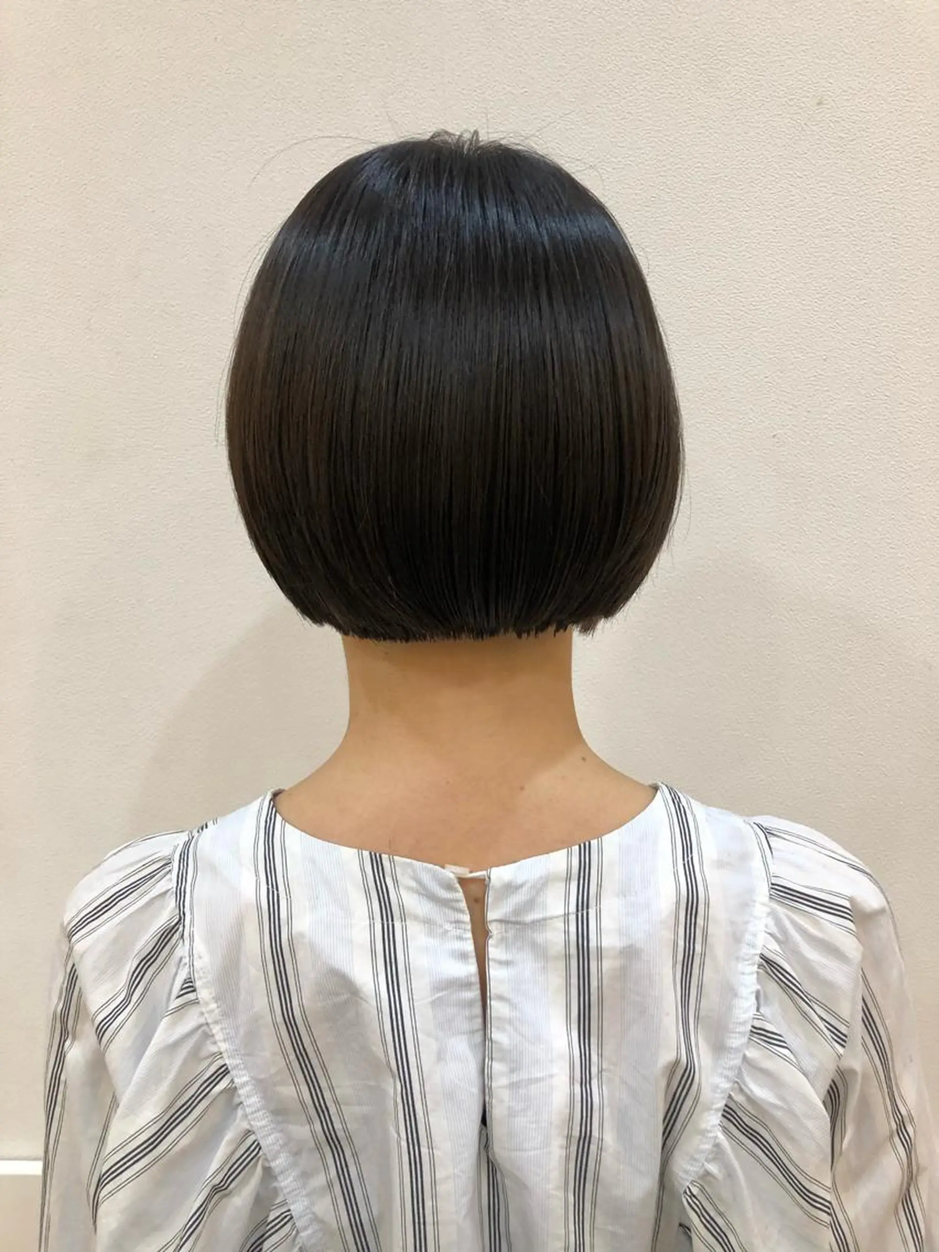 ショート 内田温子大人女性 ハイライト、ボブのヘアスタイル