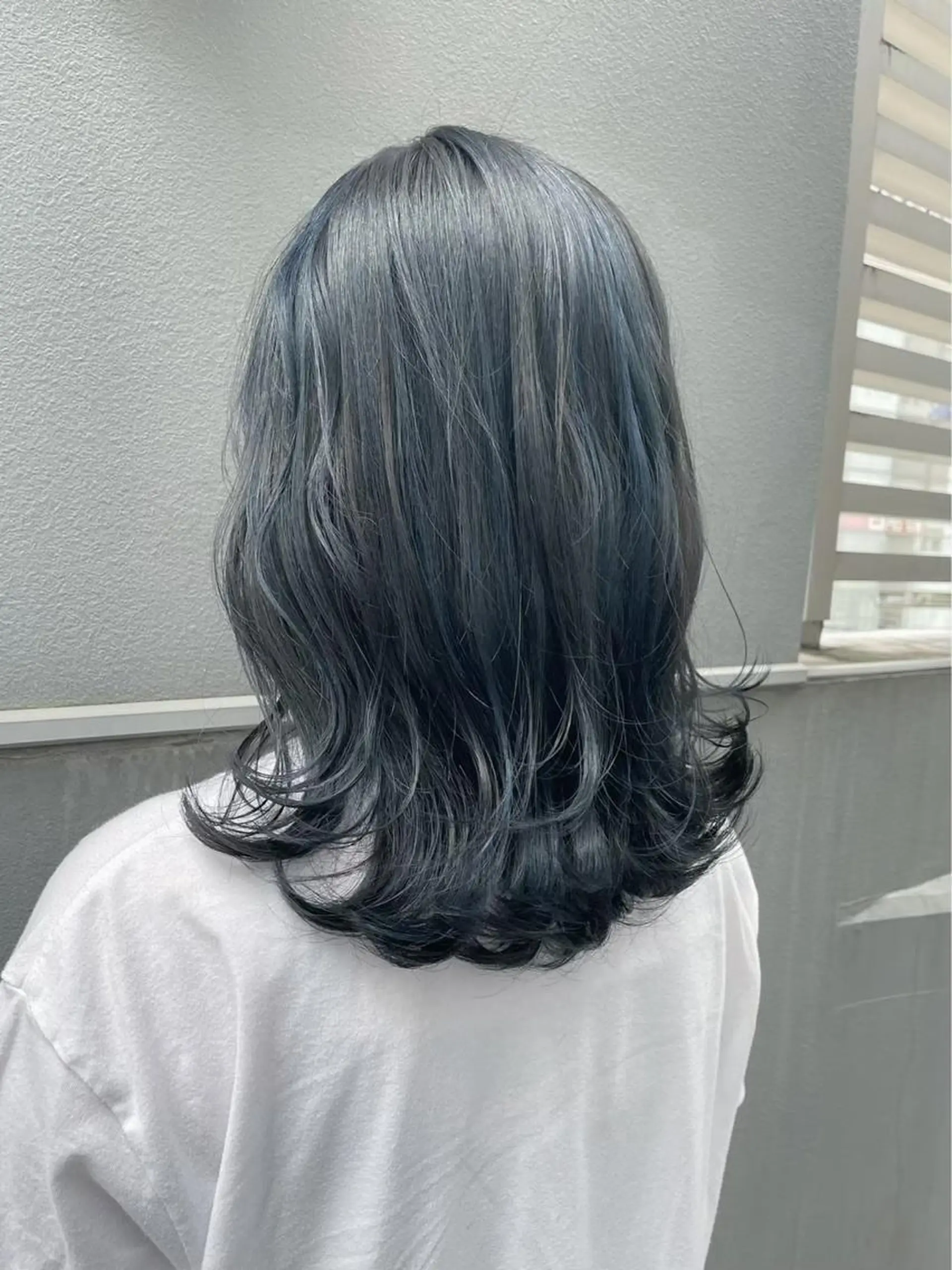 セミロング カラー ブルーカラー 中村 彩乃のヘアスタイル