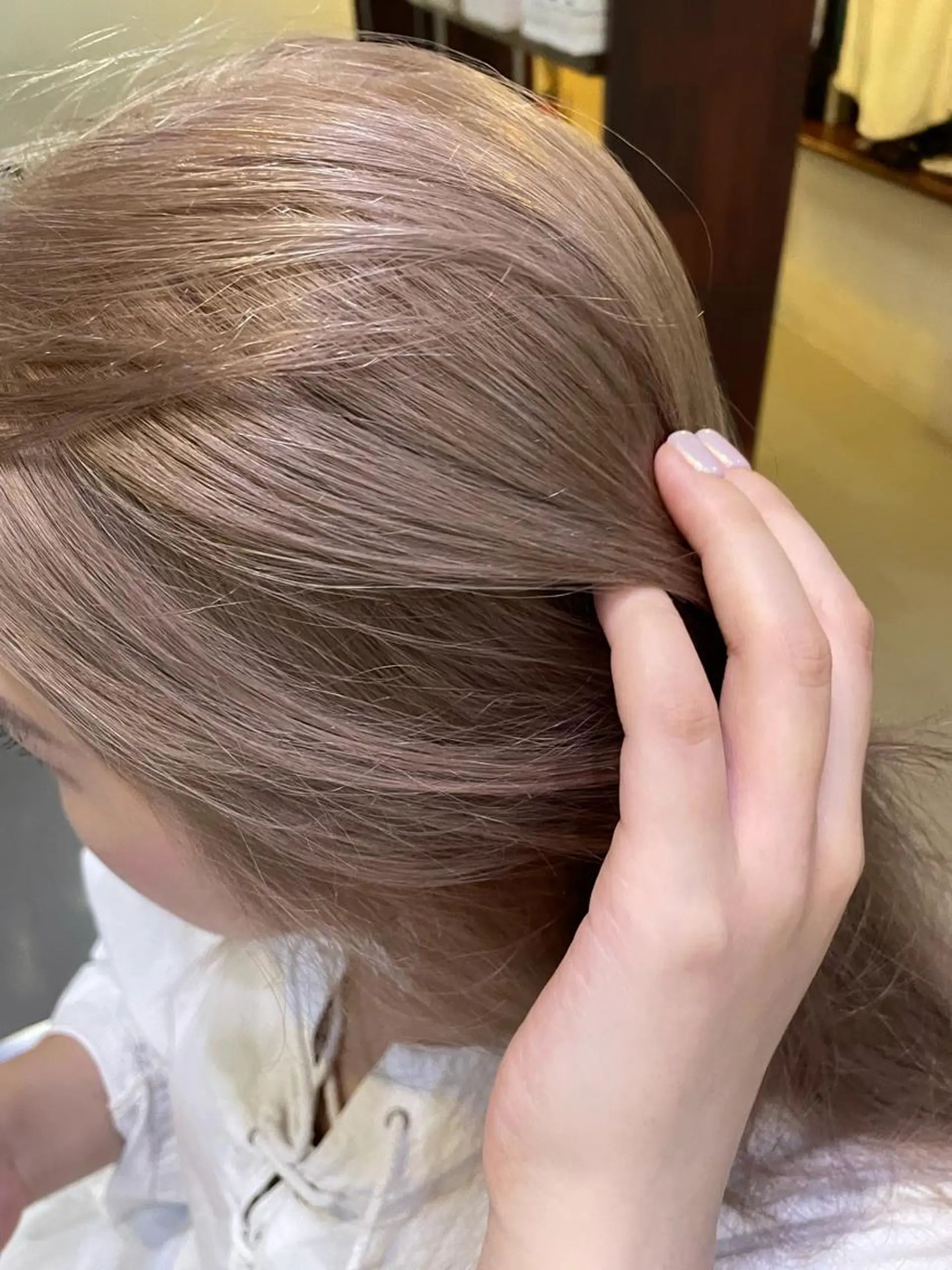 セミロング カラー ハイトーンカラー silo所属・silo MOKA 顔周りカット🦦のヘアスタイル