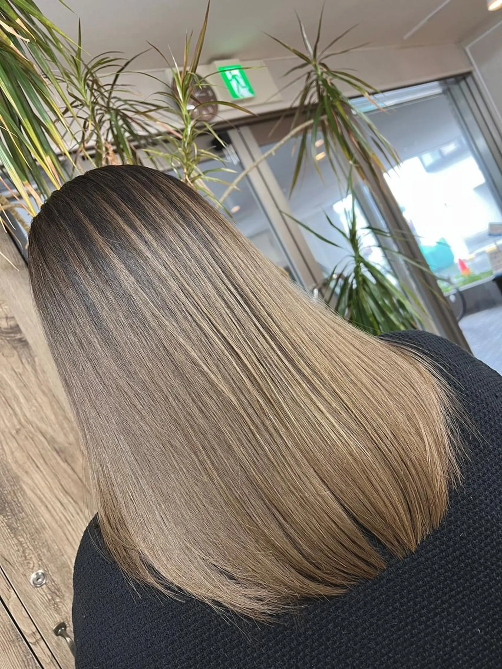 セミロング カラー バレイヤージュ ブリーチ ケアブリーチ ダブルカラー イヤリングカラー ヘアカラー SALOWIN横浜suite店所属・🌷かわばた めい🌷のヘアスタイル