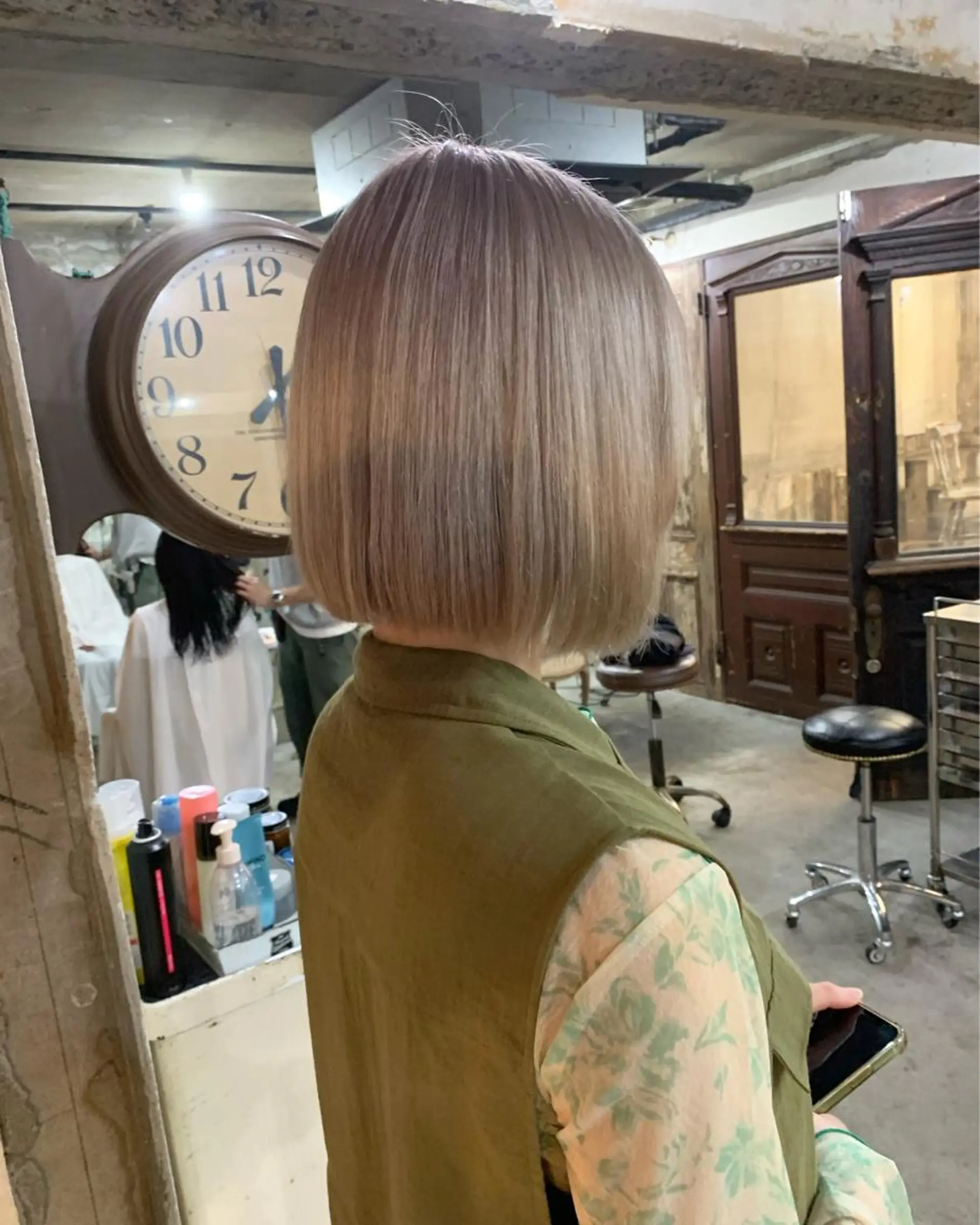 ミディアム カラー ベージュカラー ブリーチ ハイトーンカラー ホワイトベージュ 似合わせカラー🫶 小川千波のヘアスタイル