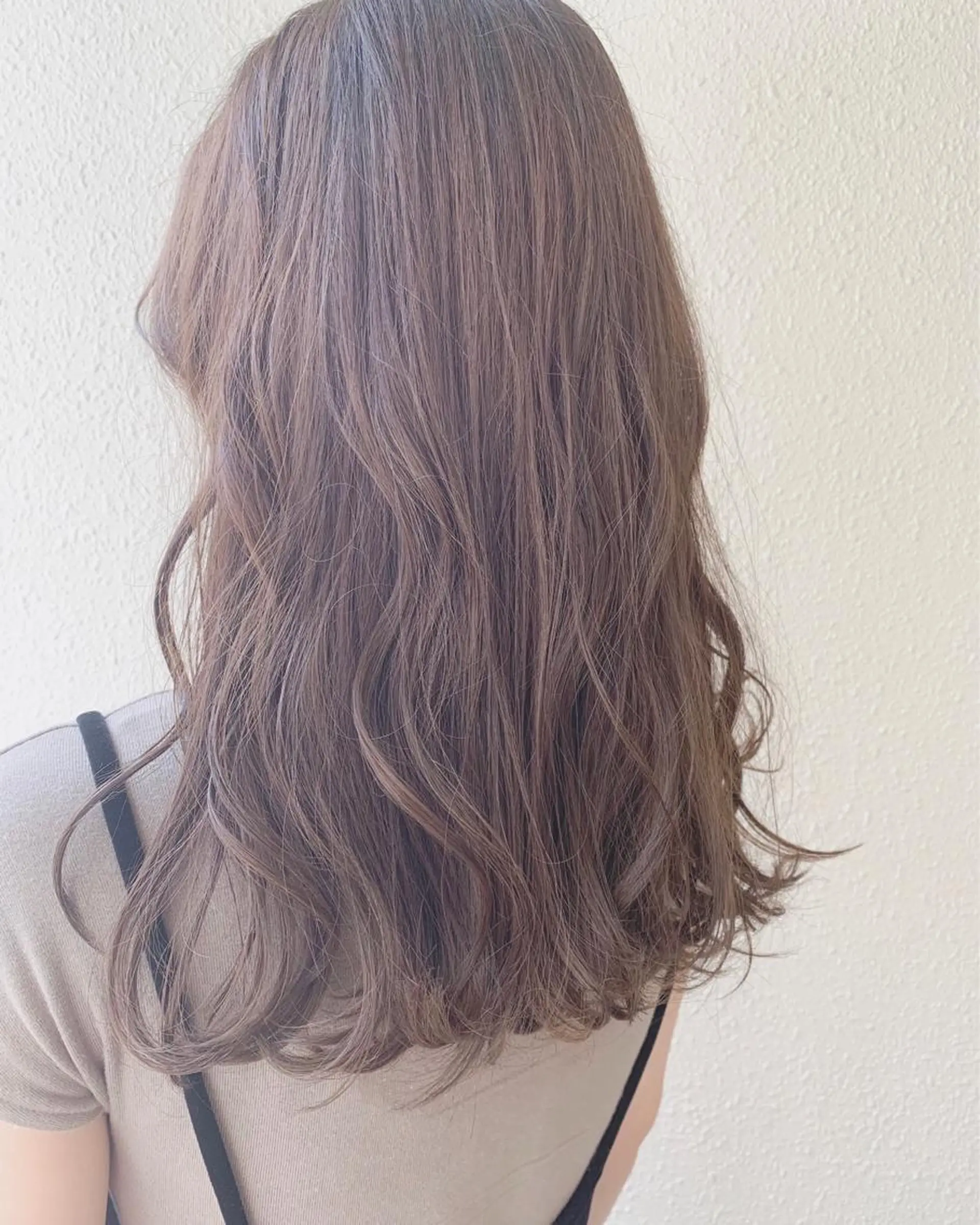 ミディアム カラー ベージュカラー iLi所属・iLi 《イリ》のヘアスタイル