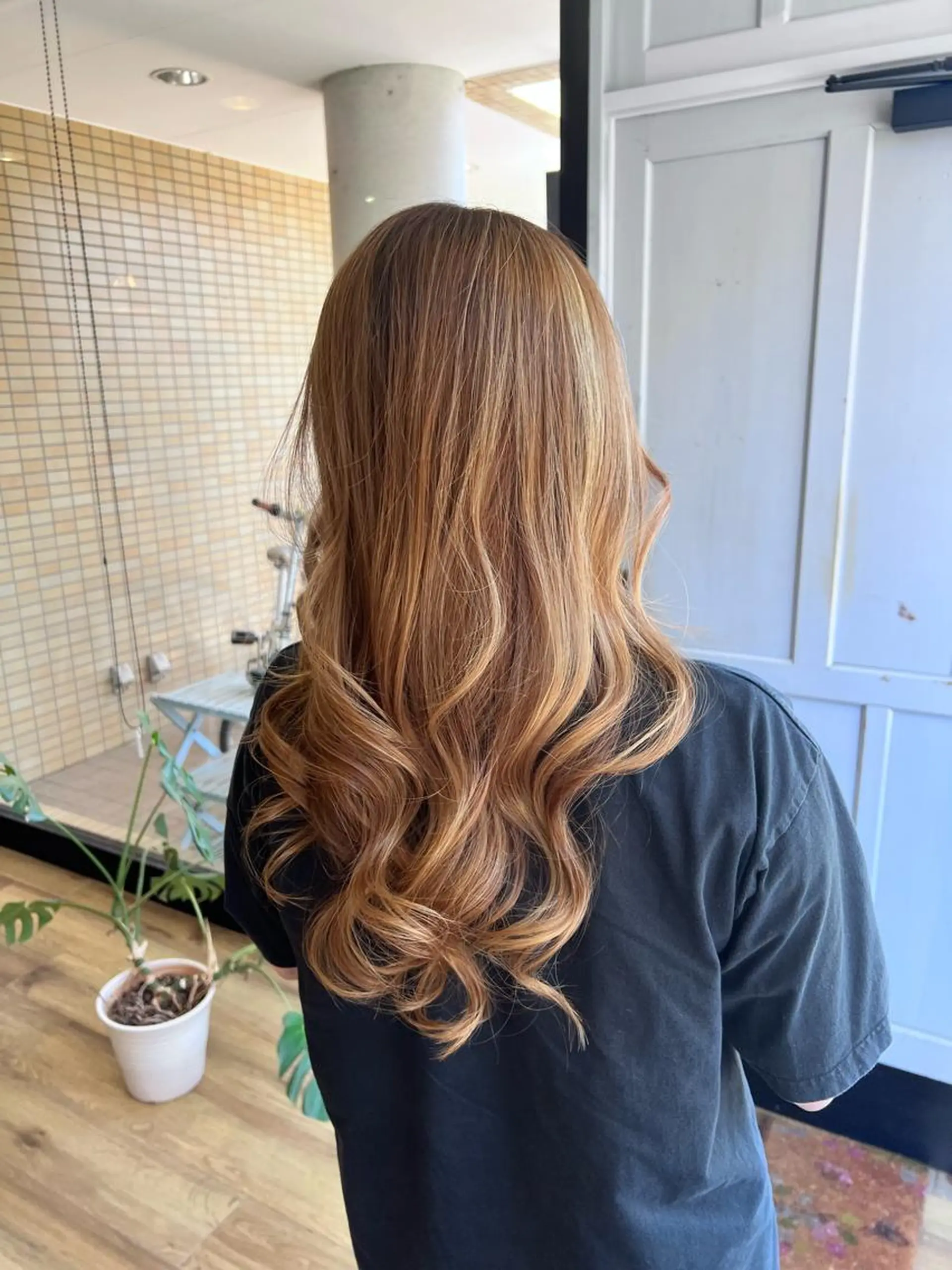 ロング カラー ベージュカラー ヘアカラー トリートメント ツキダテ ユイのヘアスタイル