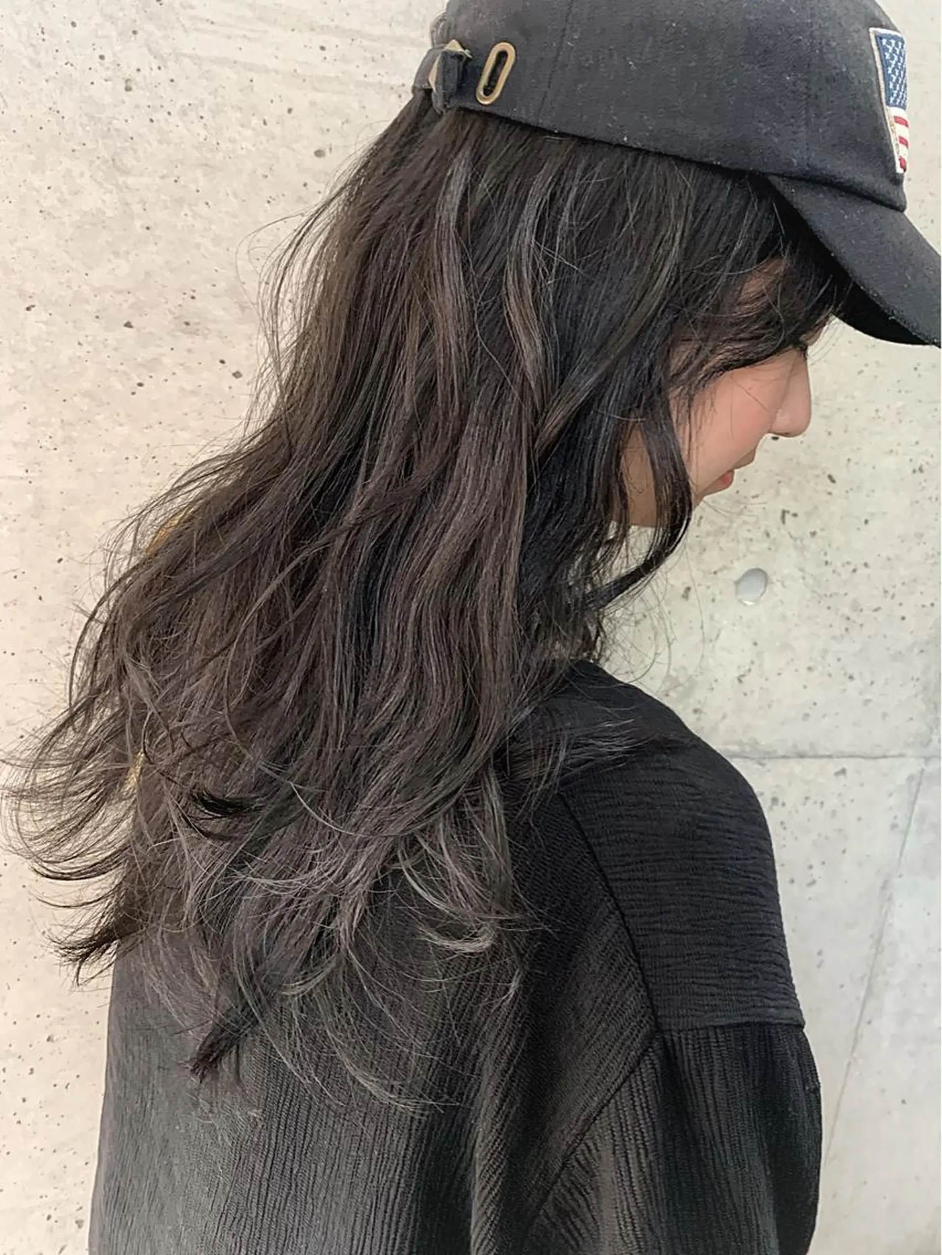 ロング カラー アッシュ アッシュグレー ブリーチ 透明感カラー ブリーチなしカラー EMANON天神所属・Hitomi Ezakiのヘアスタイル