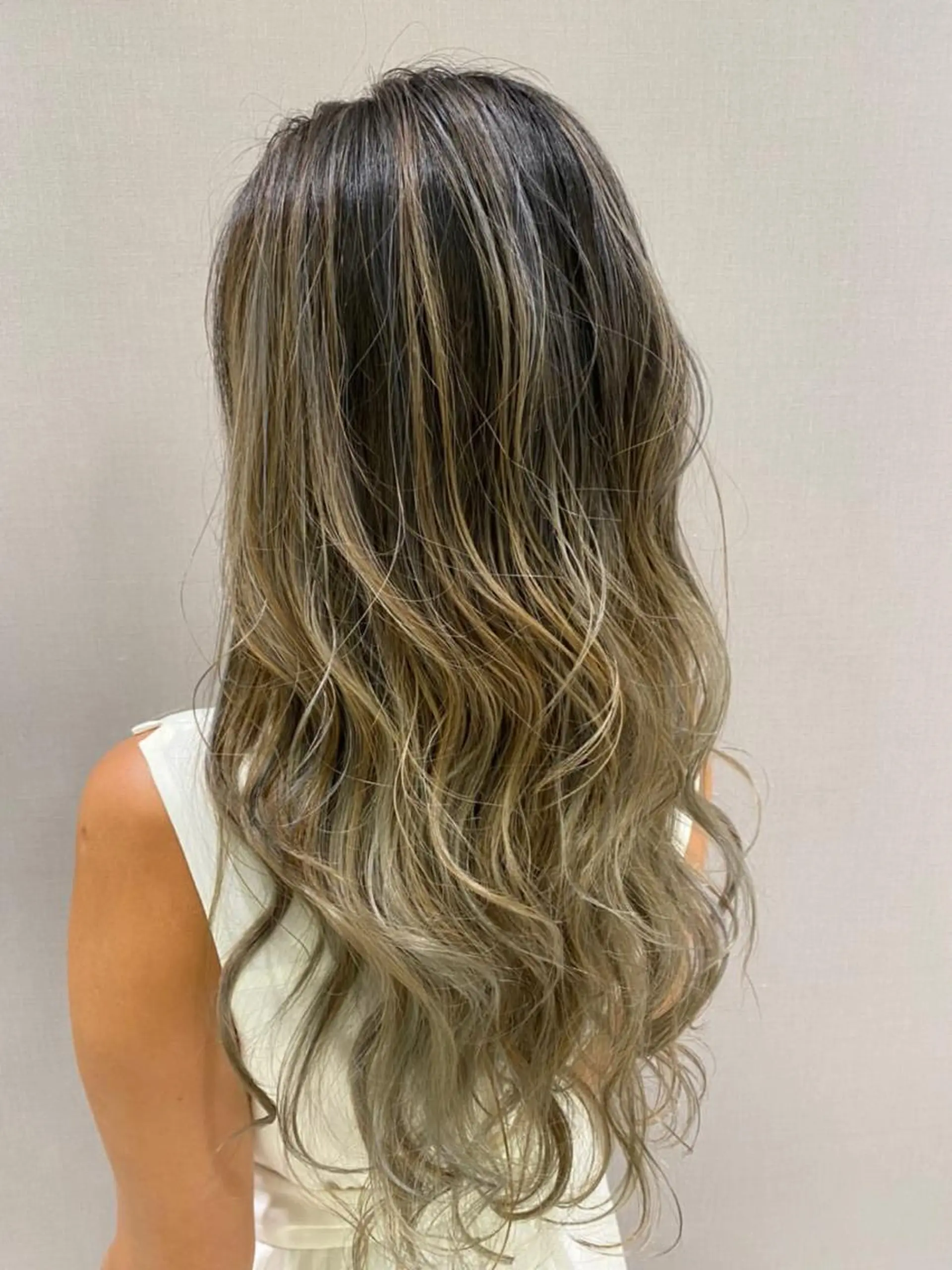 ロング カラー バレイヤージュ レイヤーカット ヘアカラー トリートメント 古畑 佑悟のヘアスタイル