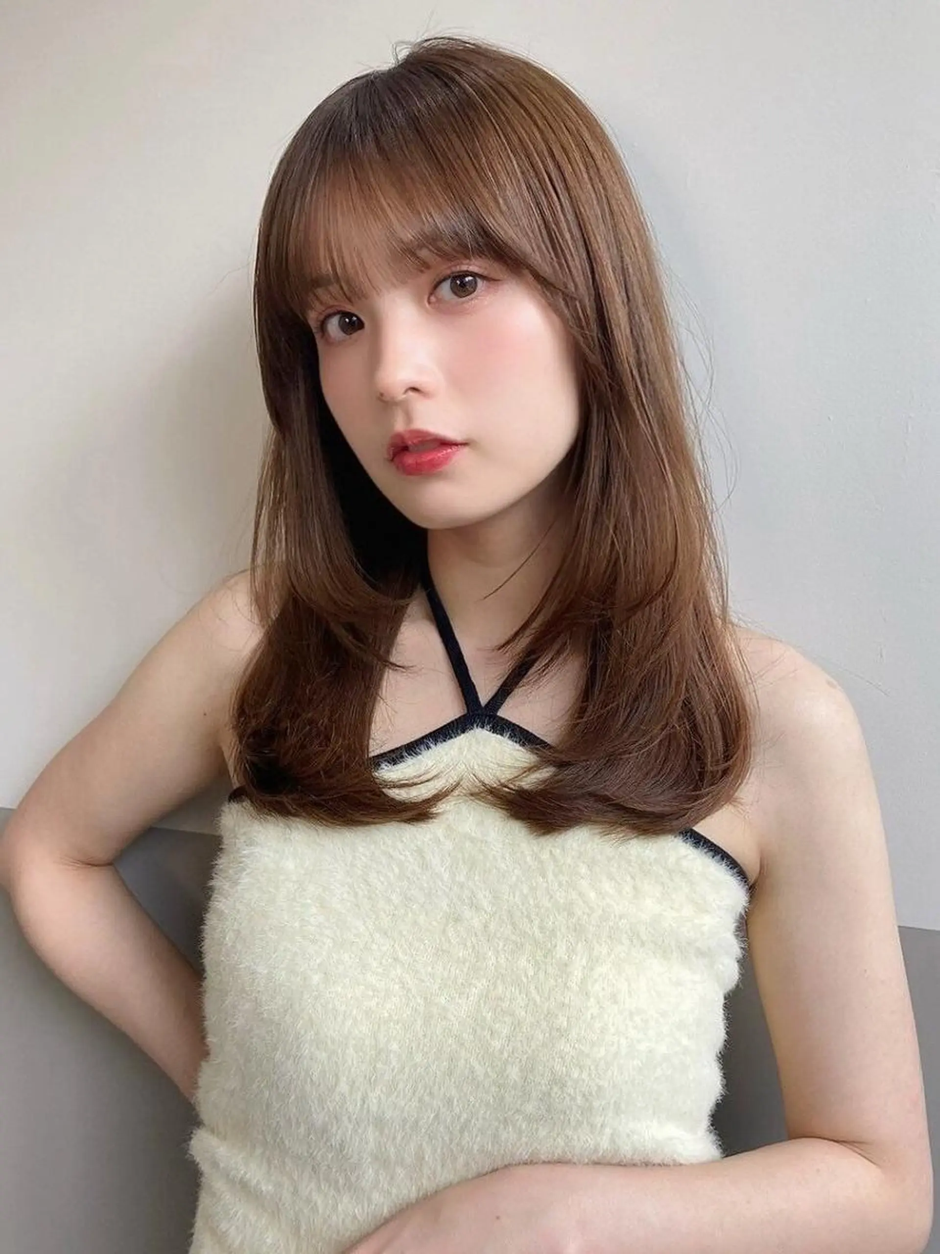 ミディアム カラー ベージュカラー グレージュ インナーカラー ミルクティーベージュ 顔まわりレイヤー カット ヘアカラー Zina福岡天神店 艶髪/レイヤー/小顔のヘアスタイル