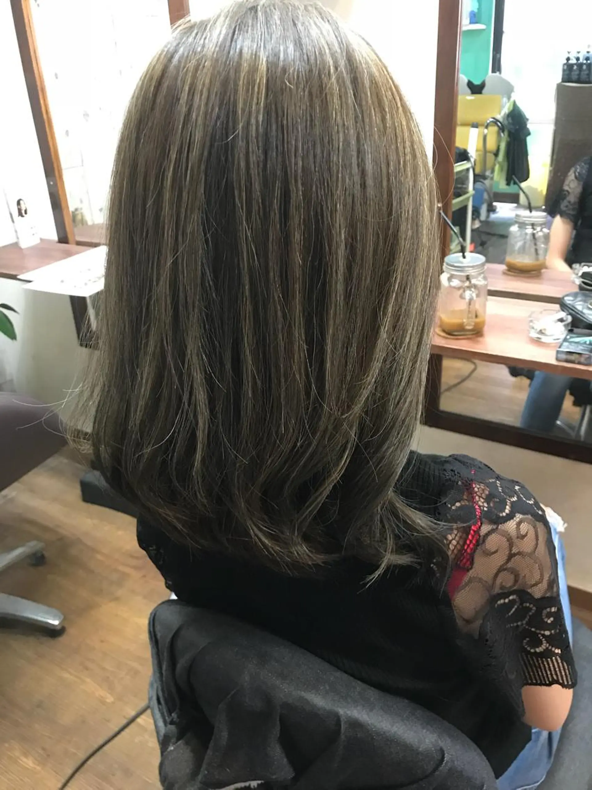 ミディアム カラー ヘアアレンジ ハイライトカラー 外国人風カラー ハイライト ヘアカラー トリートメント リップカール 神戸のヘアスタイル
