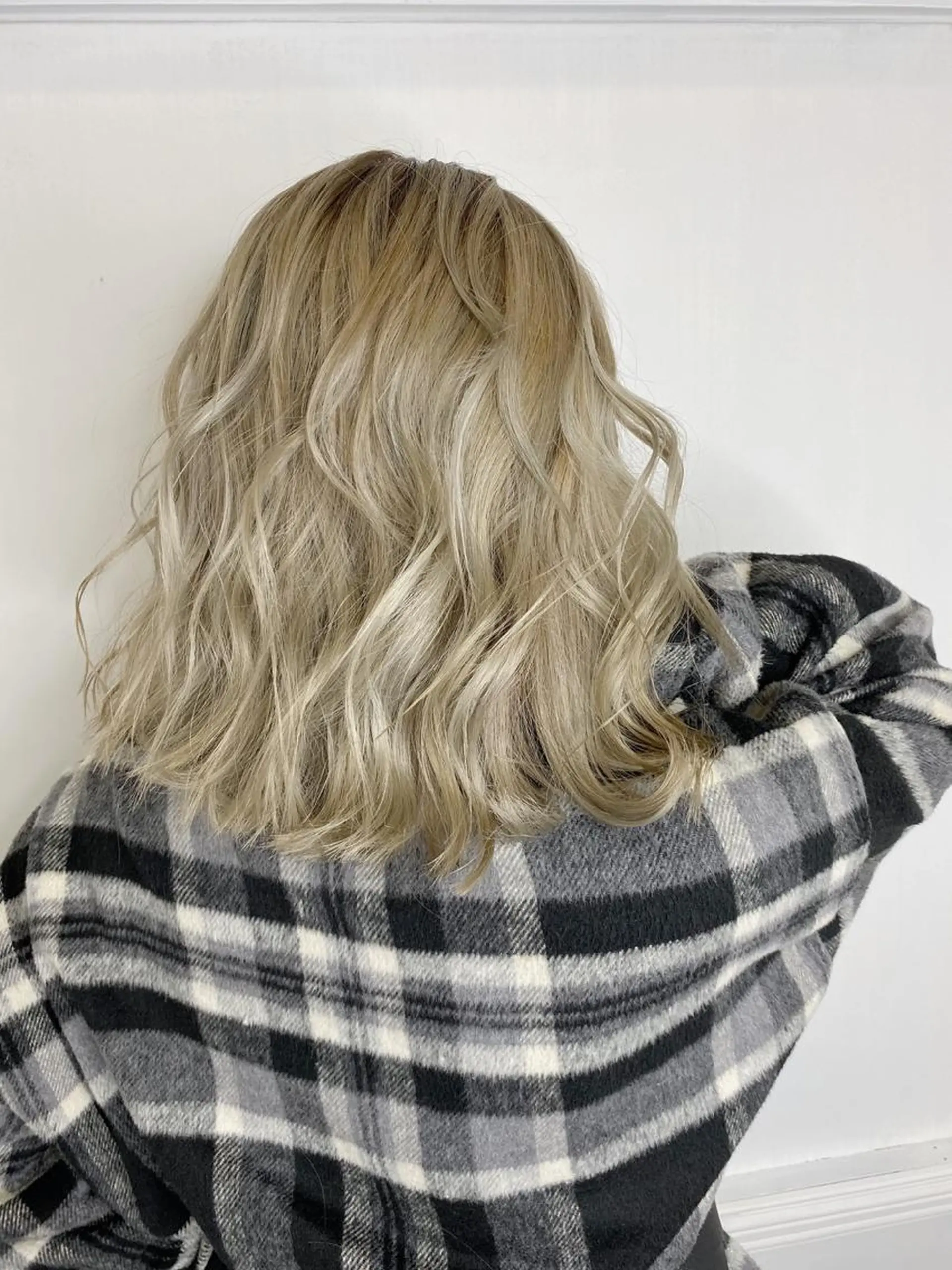 ミディアム カラー ブリーチ特化型✂️ ハイトーンカラー👨のヘアスタイル