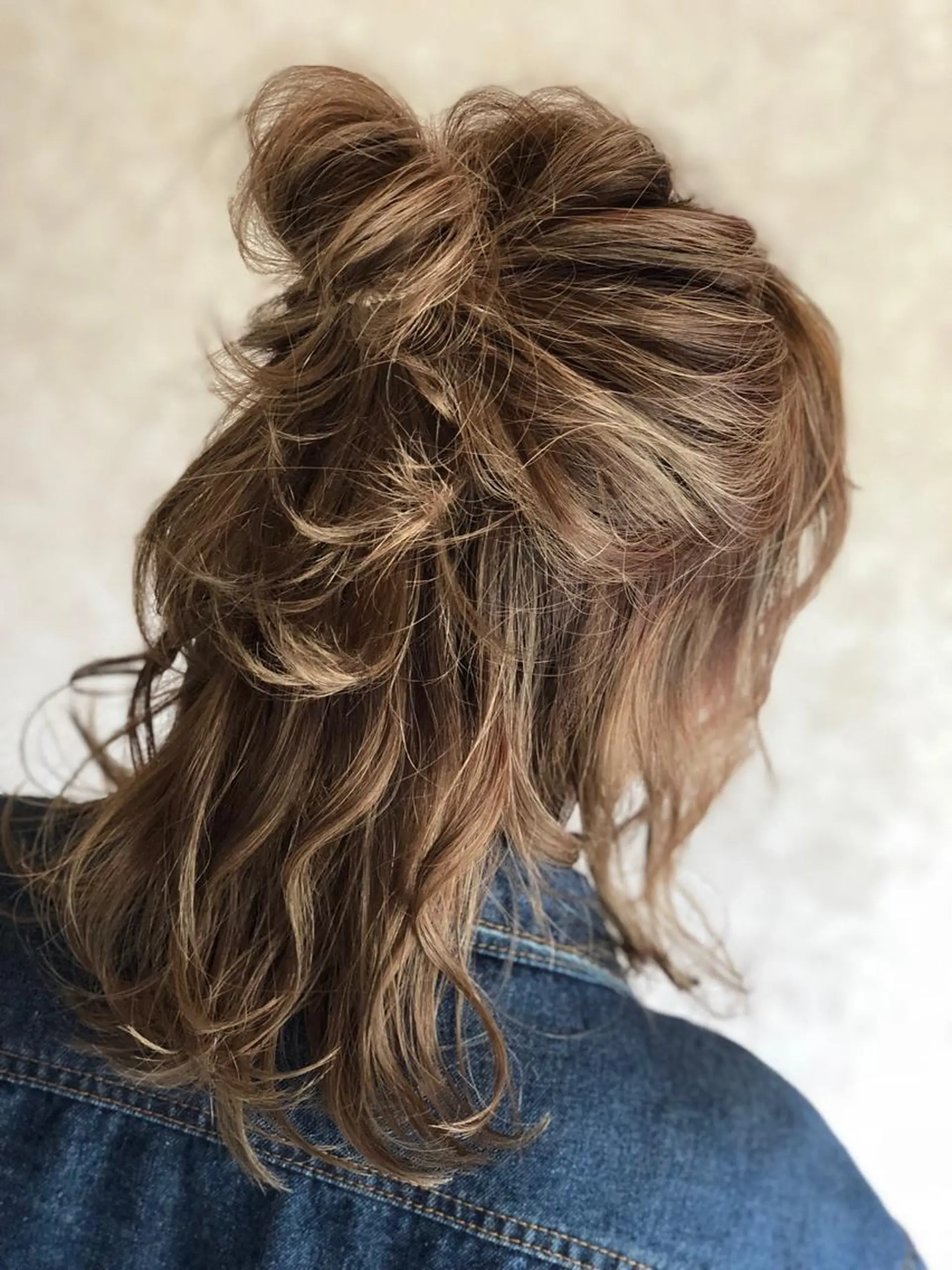 ミディアム カラー パーマ ヘアアレンジ お団子ヘア ミディアムパーマ バレイヤージュ 黒髪 ブルーカラー 【ツヤ髪美容師】 ツダケイスケのヘアスタイル