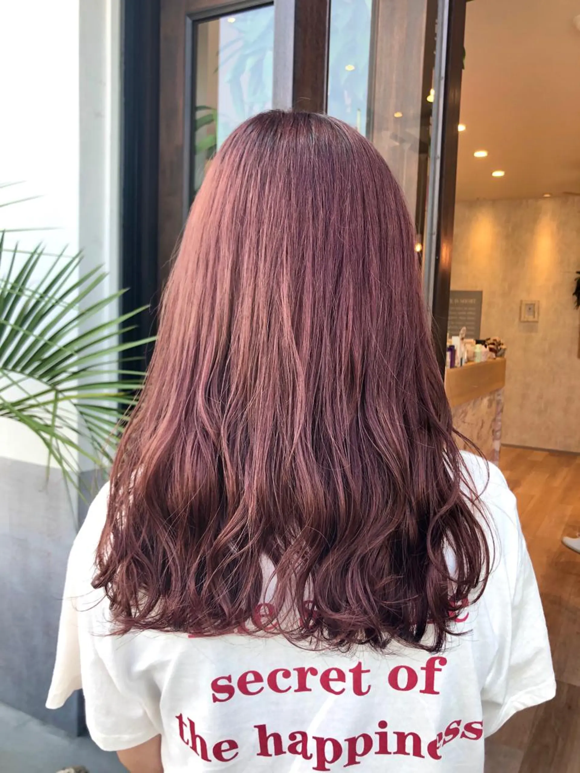 カラー ピンクカラー ヘアーサロングラッド所属・三村 桜生のヘアスタイル