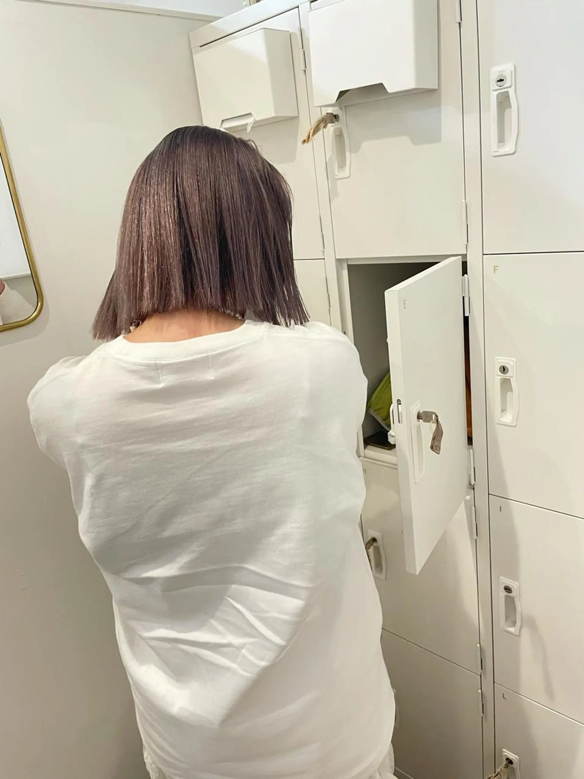 カラー グレージュ シルバー シルバーグレージュ ボブ 大迫 江梨のヘアスタイル