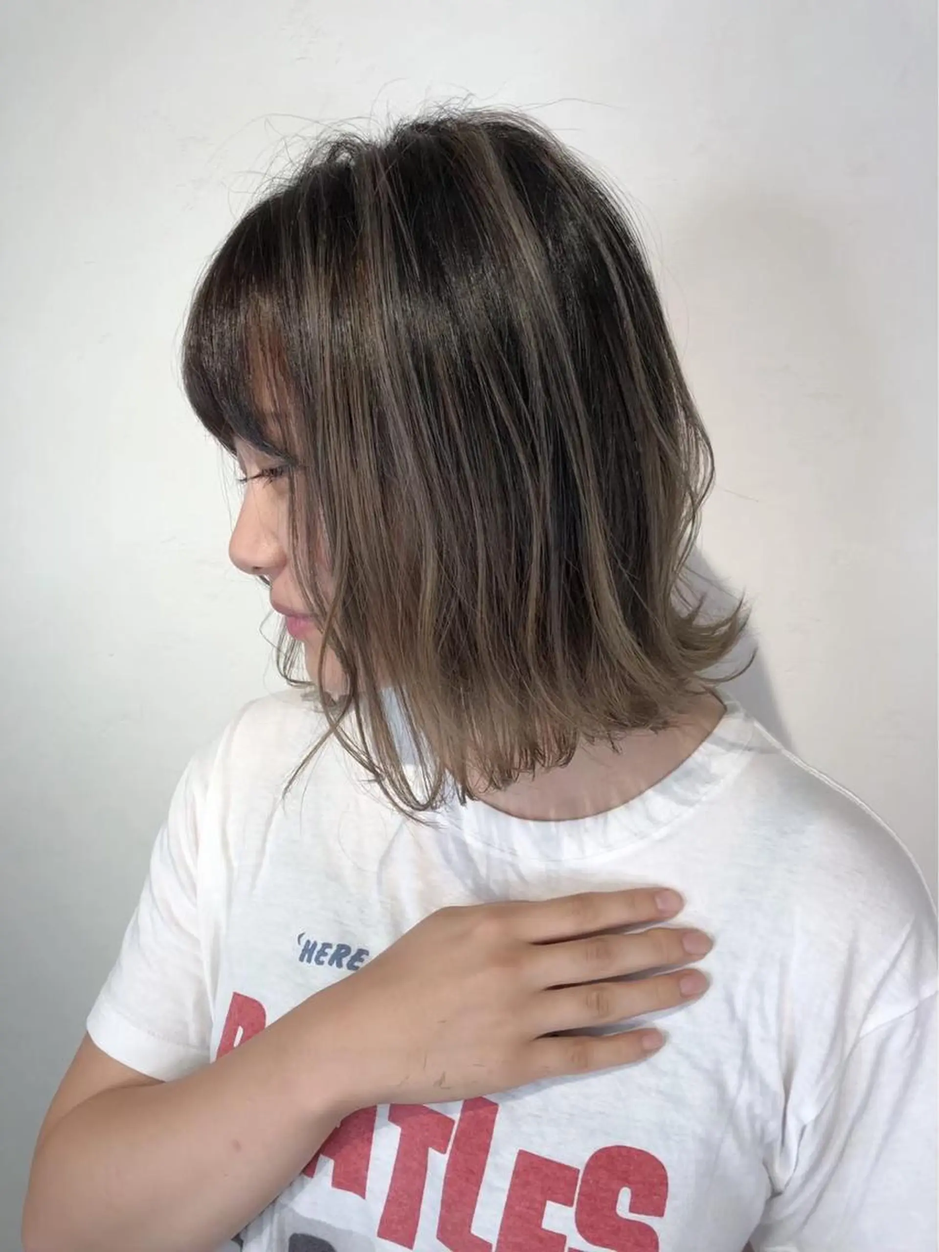 セミロング カラー _WHITE 高槻のヘアスタイル