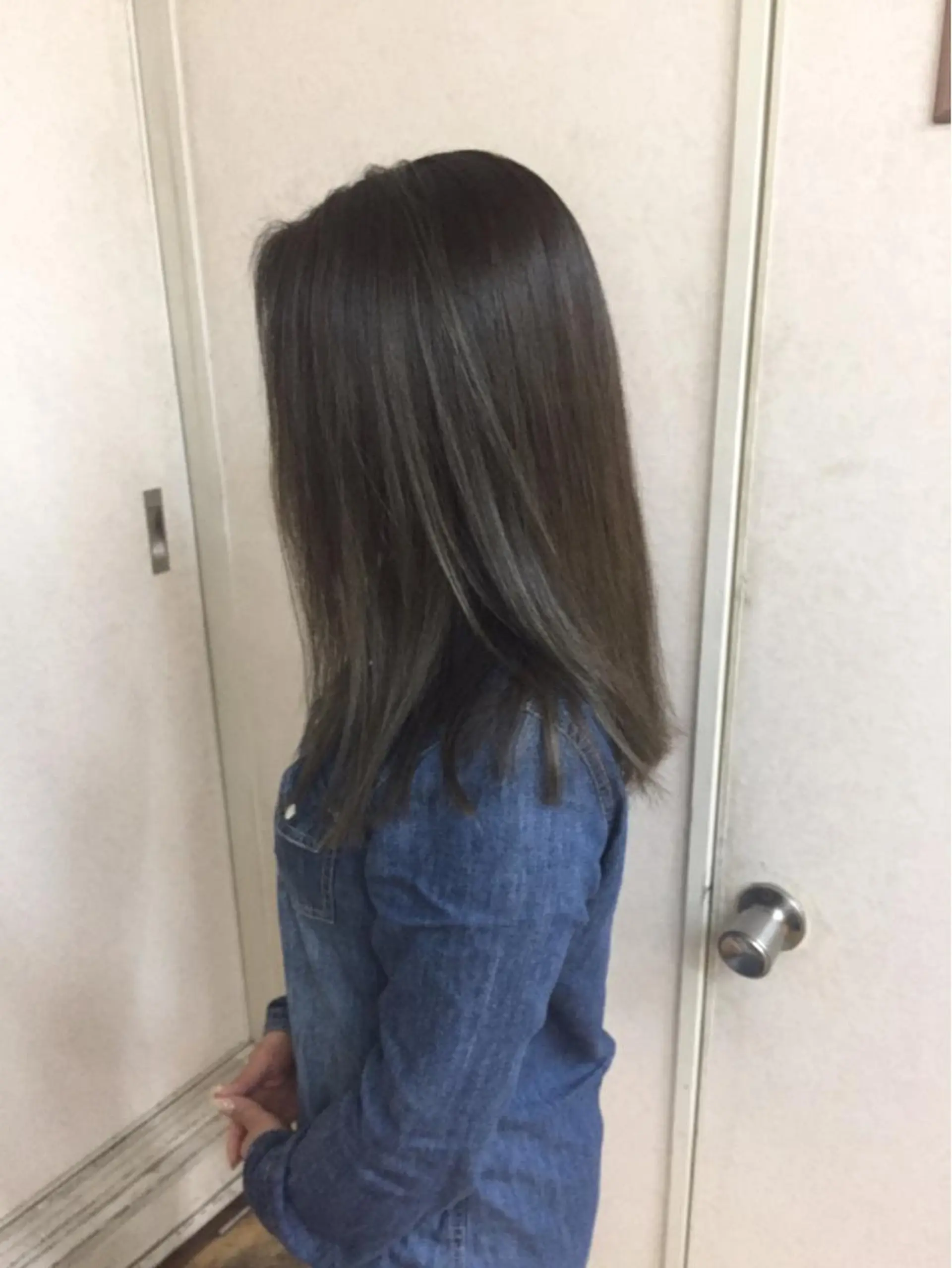 ミディアム カラー ヘアアレンジ グレージュ ハイライトカラー 外国人風カラー ハイライト BOB所属・三輪 太一のヘアスタイル