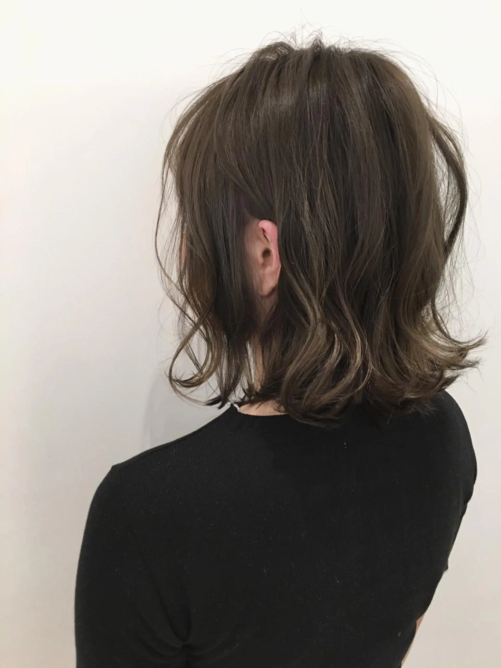 ミディアム カラー グレージュ due hair 京都駅前店 MILBON オージュア認定サロン【デューヘアー】所属・ハイトーンブリーチ 土坂 由志【京都】のヘアスタイル