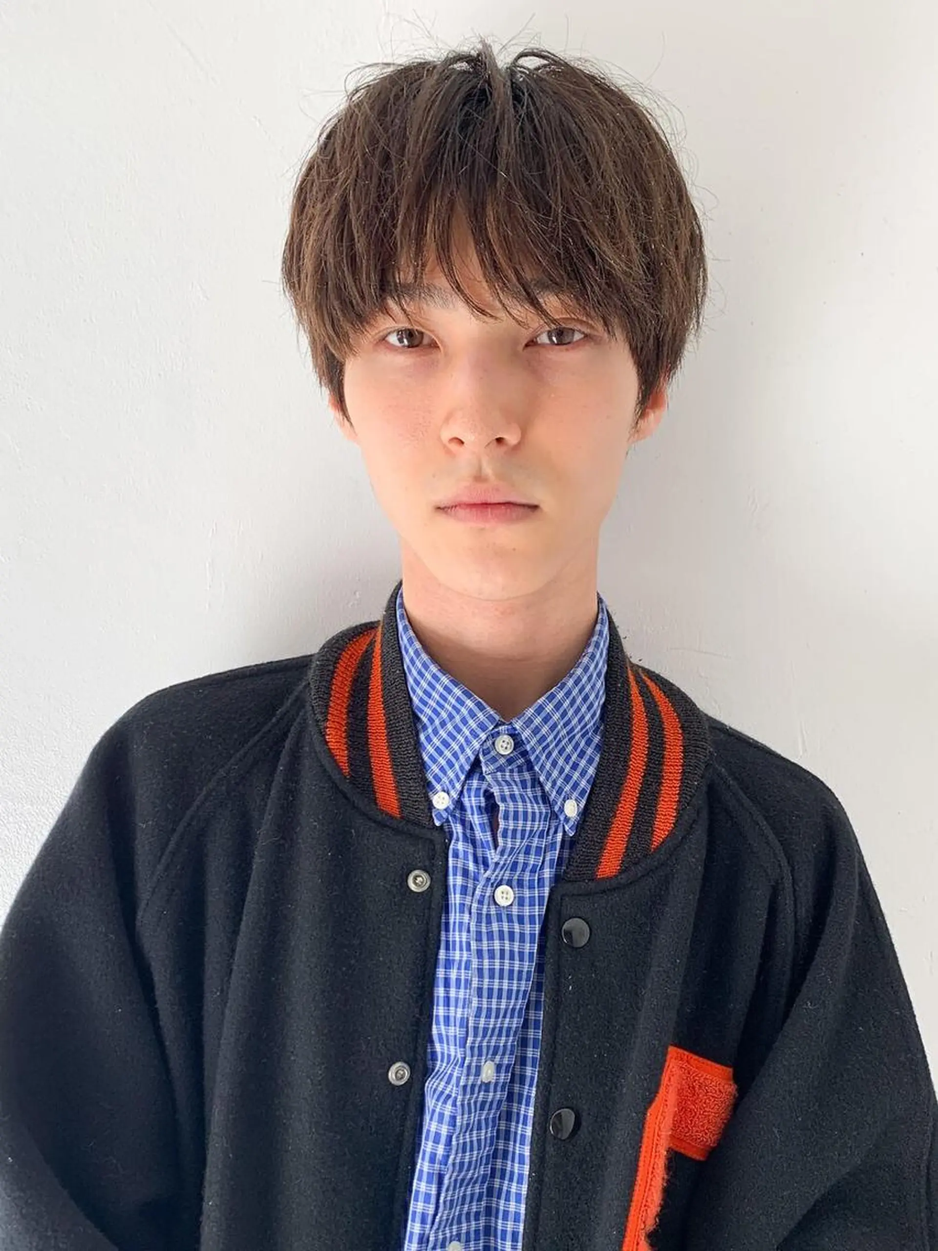 ショート カラー パーマ メンズ メンズバレイヤージュ メンズブリーチ センターパート フェードカット メンズハイライト スパイラルパーマ 🌐hina⭐️のヘアスタイル