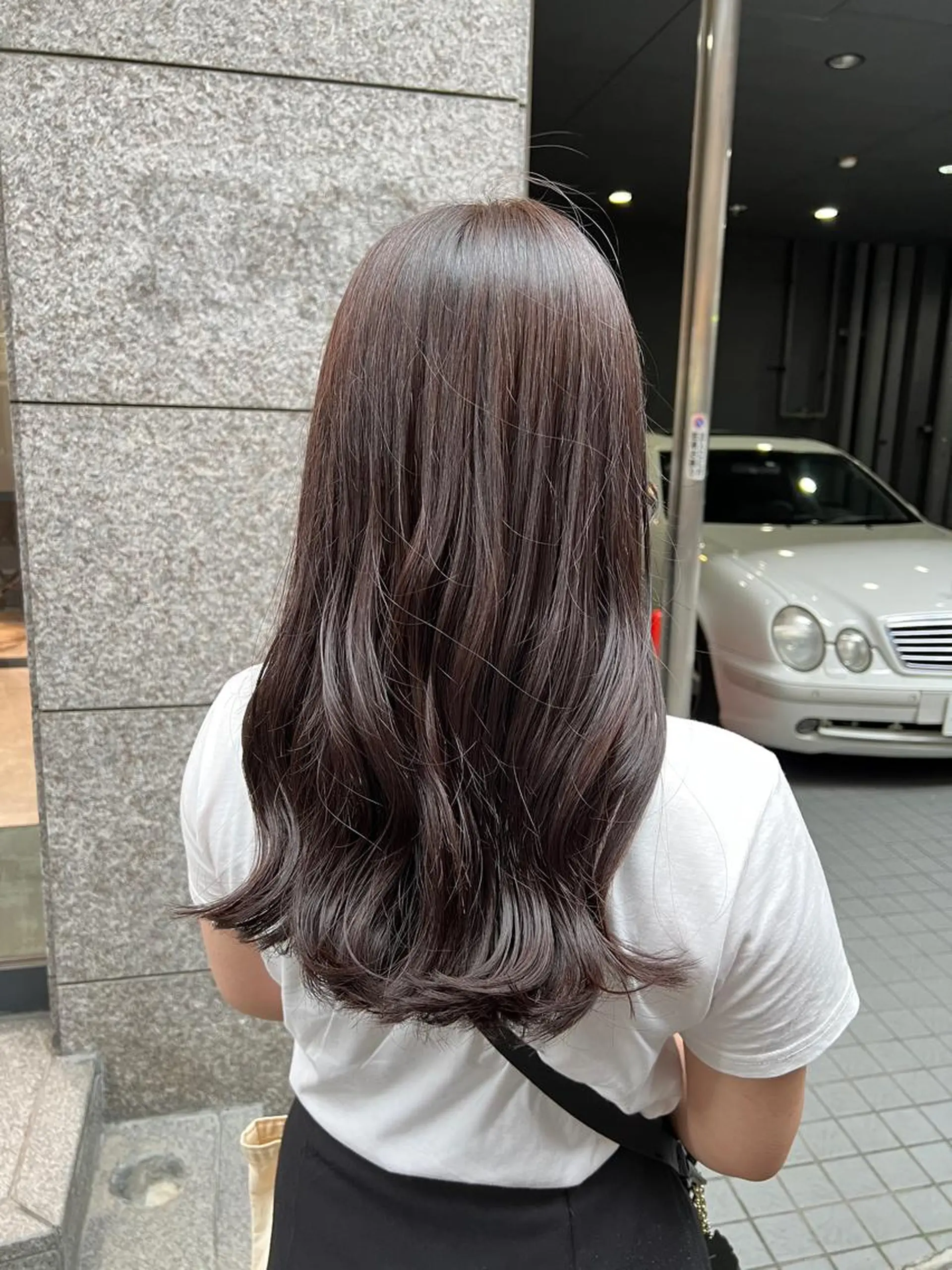 ロング カラー グレージュ ノイシキ サキのヘアスタイル