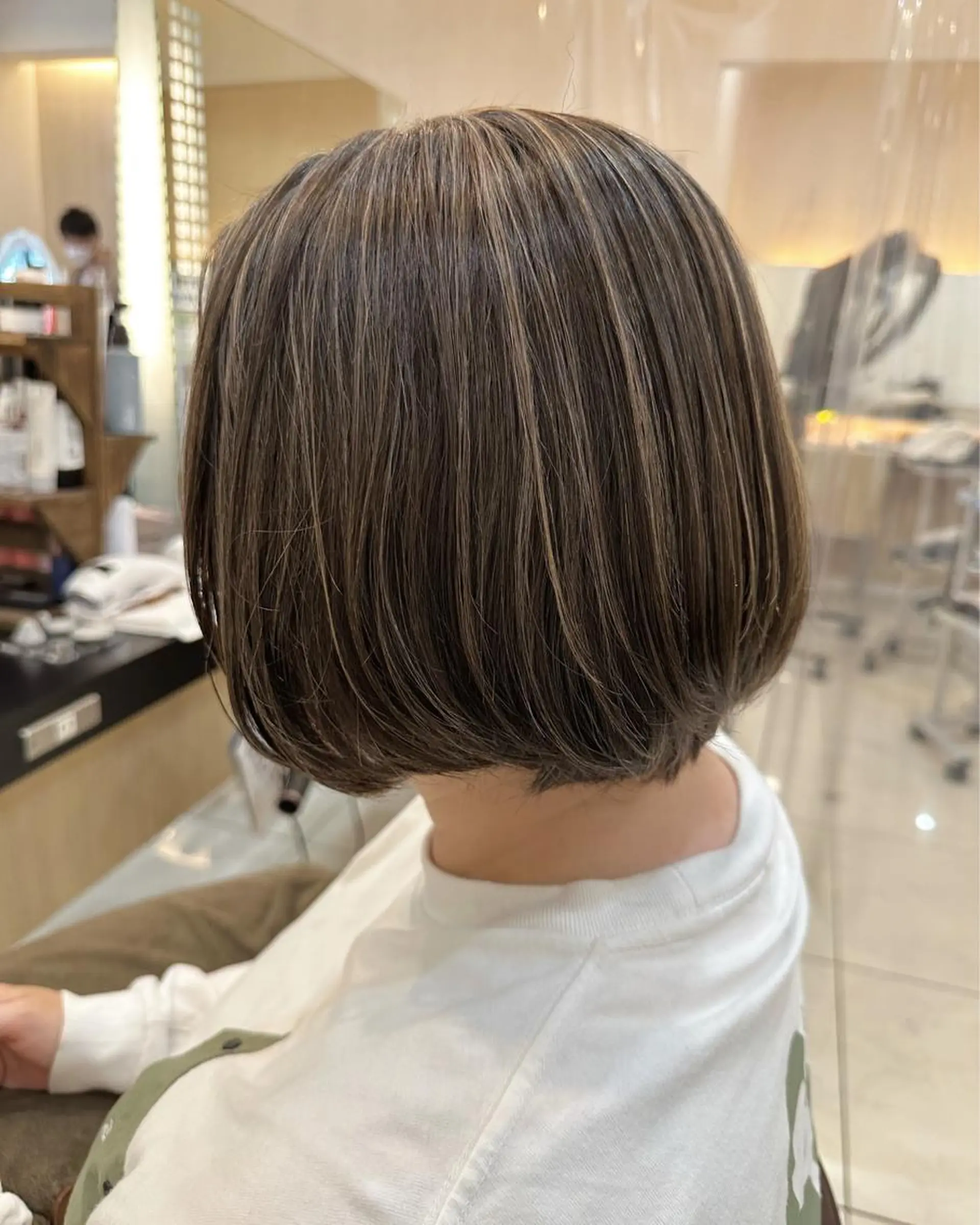 ショート カラー 内田温子大人女性 ハイライト、ボブのヘアスタイル