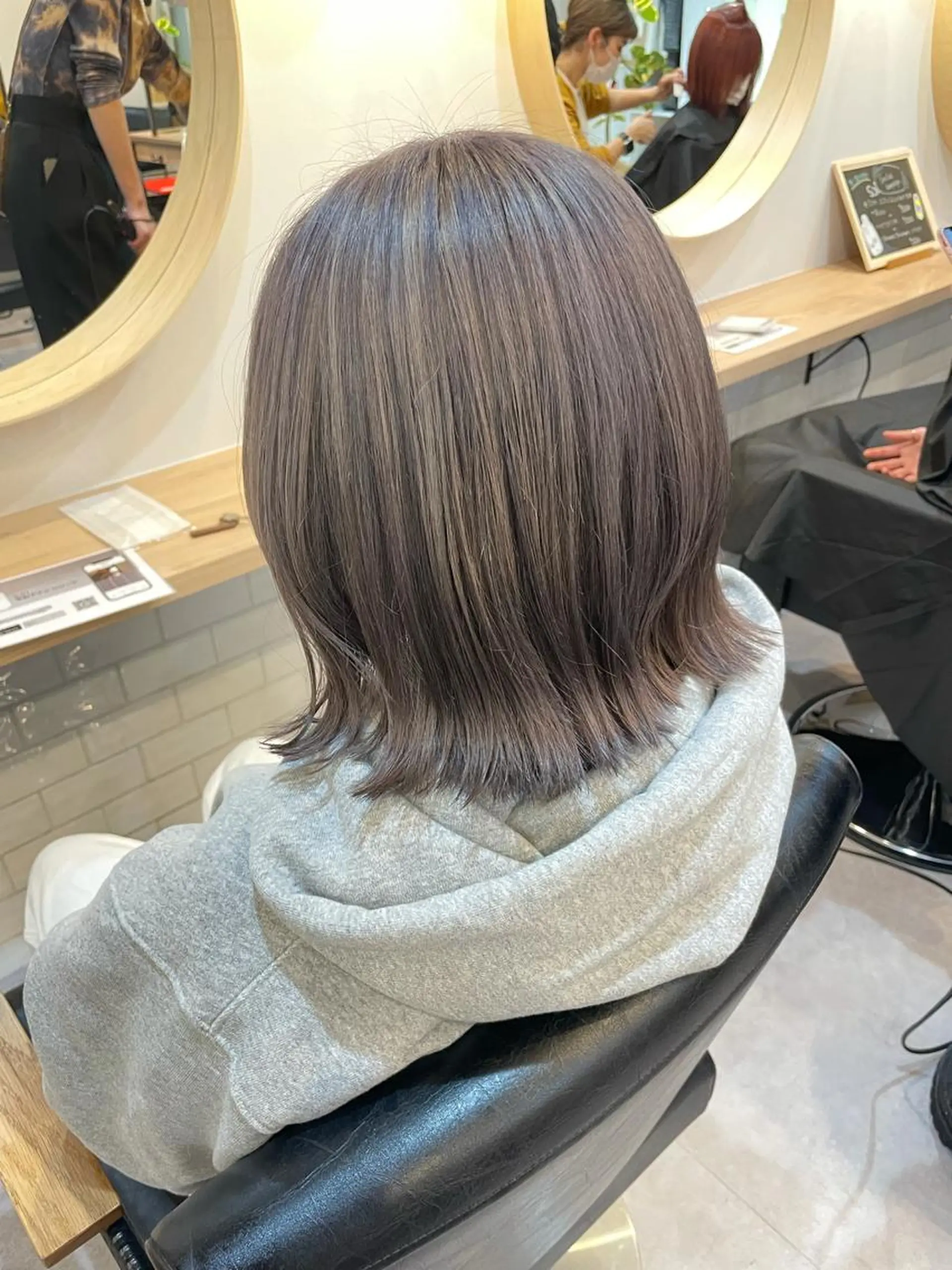 ミディアム カラー akane .のヘアスタイル