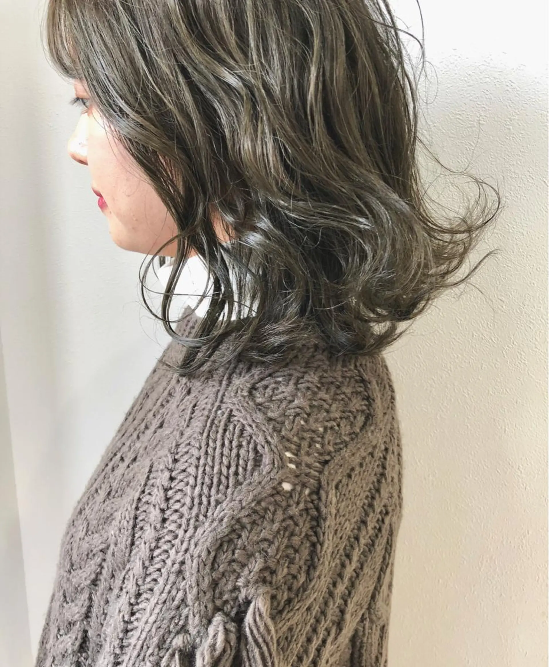 ミディアム カラー グレージュ カーキグレージュ 岩田 萌那のヘアスタイル