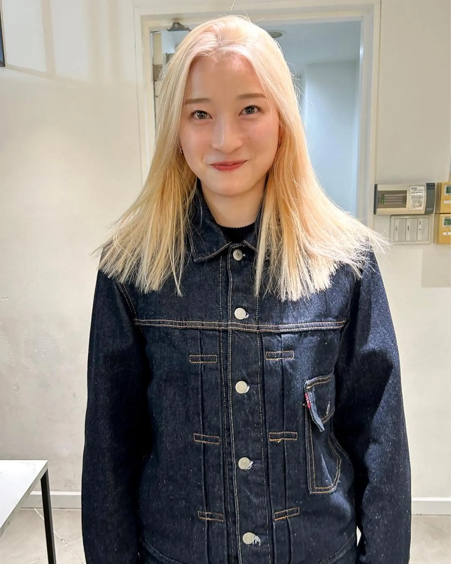 セミロング カラー ブリーチ 抜きっぱなしブロンド ケアブリーチ カット ヘアカラー トリートメント Loom.所属・村上雅人 ナチュラルモードのヘアスタイル