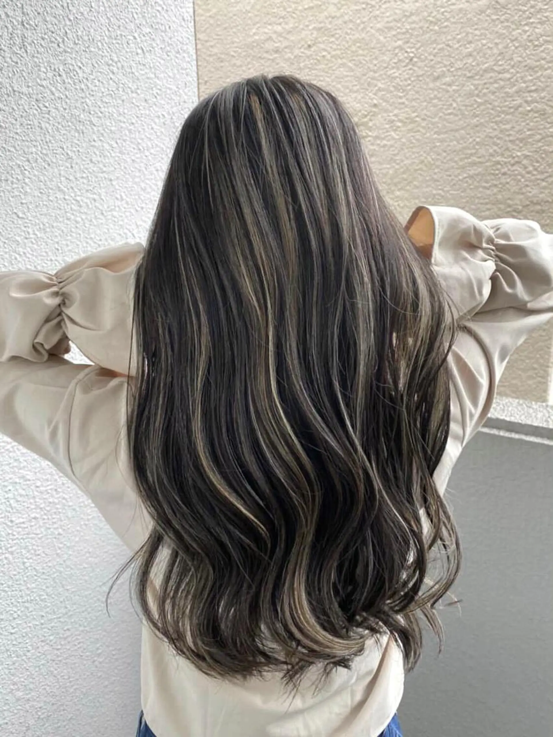 ロング 白いハイライト🤍 タナカリョウスケのヘアスタイル