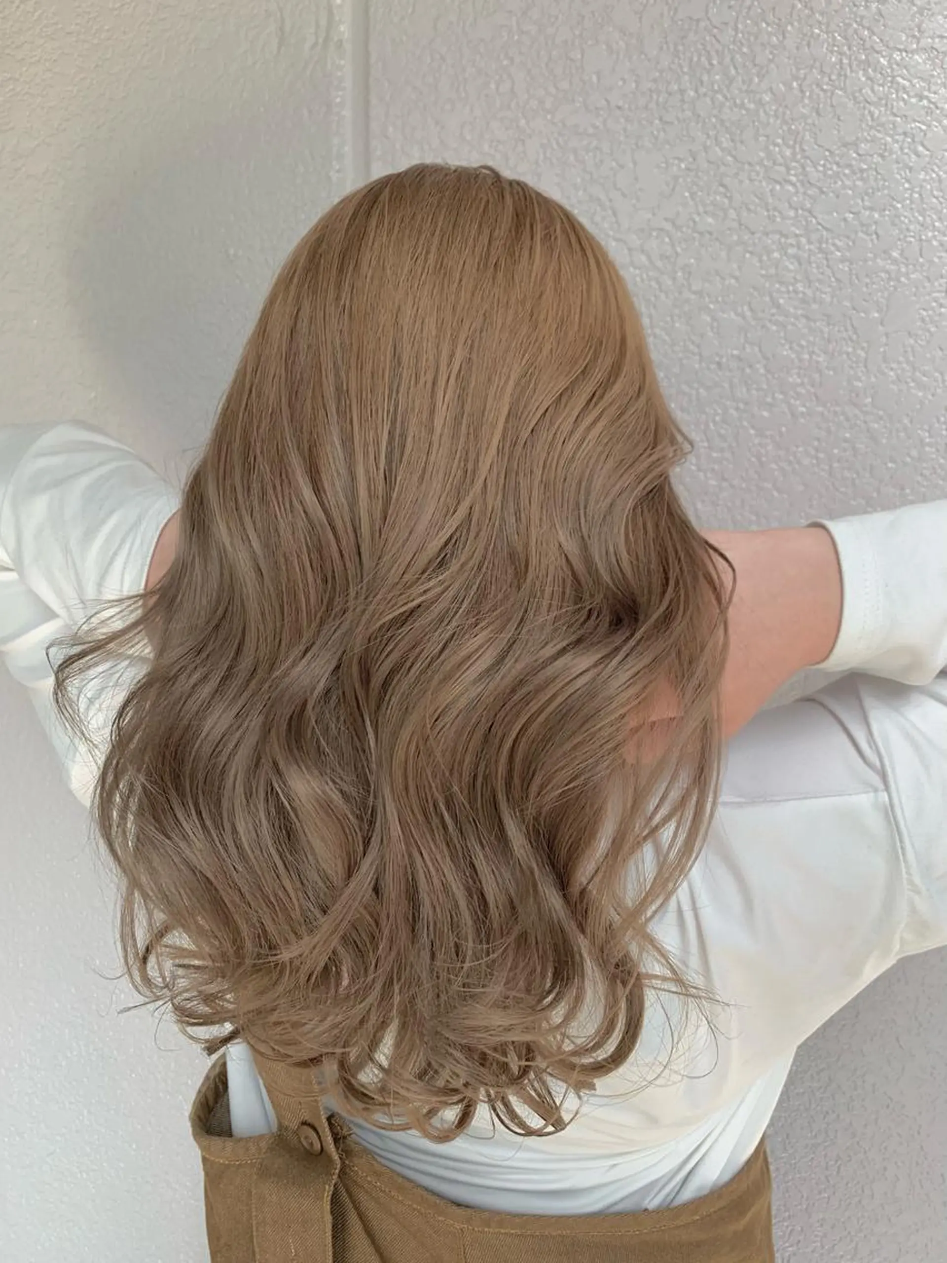 ロング カラー ベージュカラー ブリーチ ハイトーンカラー ミルクティーベージュ カット ヘアカラー eyl〜エイル〜所属・💎赤み消しカラー 特化型デザイナー💎のヘアスタイル