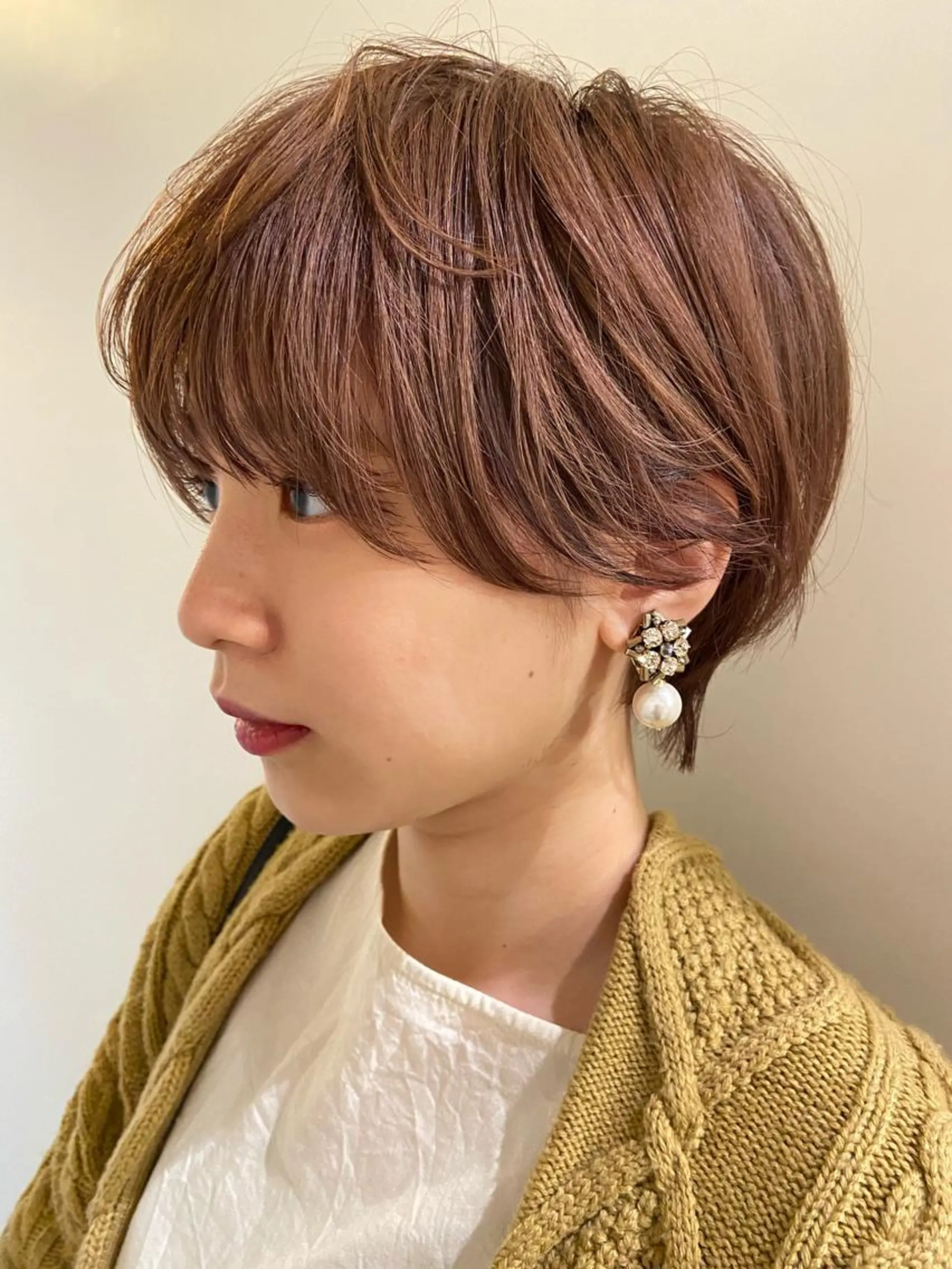 ショート カラー ヘアアレンジ ハンサムショート ベージュカラー ブリーチ ピンクカラー ピンクベージュ 田中 あやなのヘアスタイル