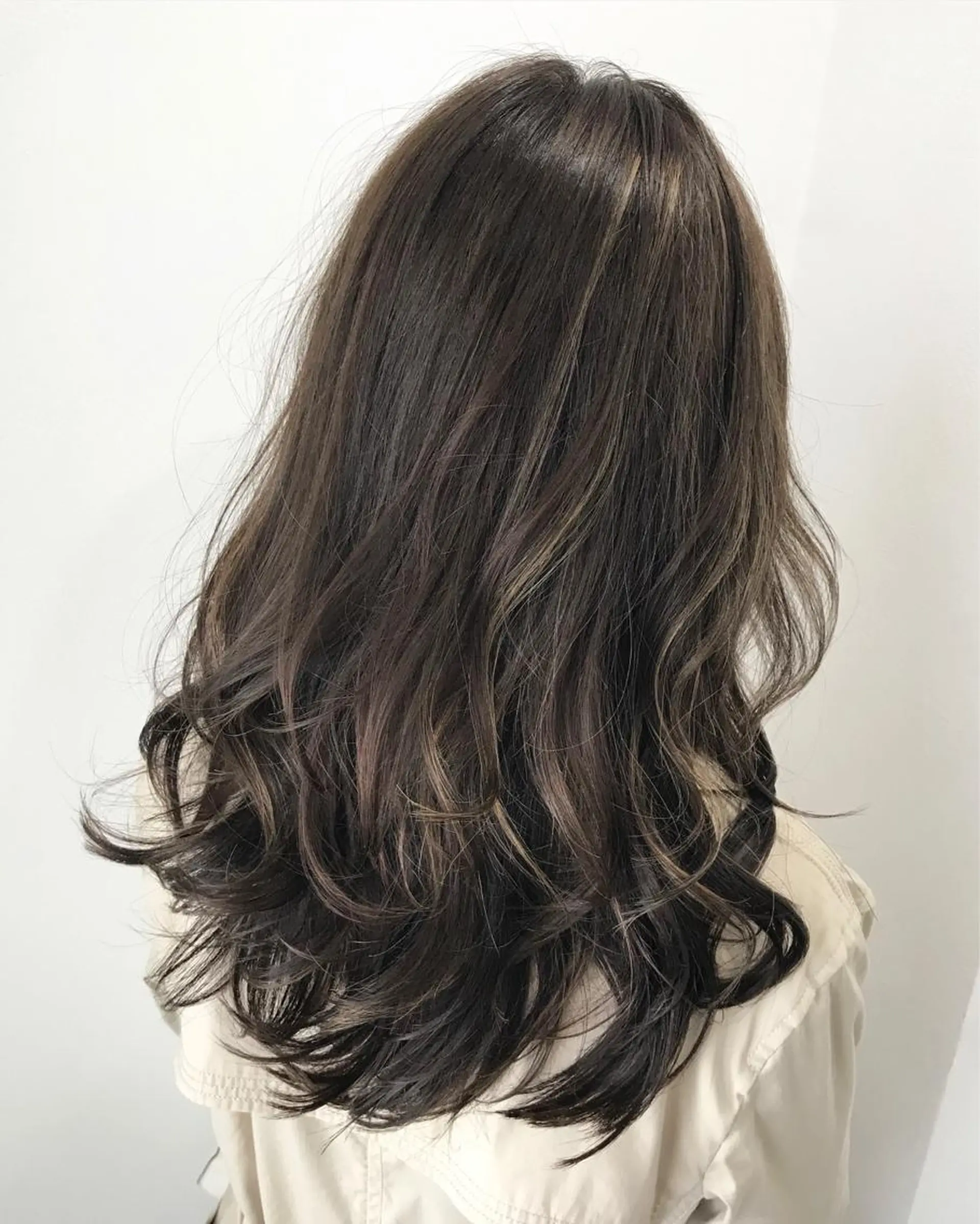 セミロング カラー グレージュ ハイライトカラー ハイライト Heart's所属・若杉 諒のヘアスタイル