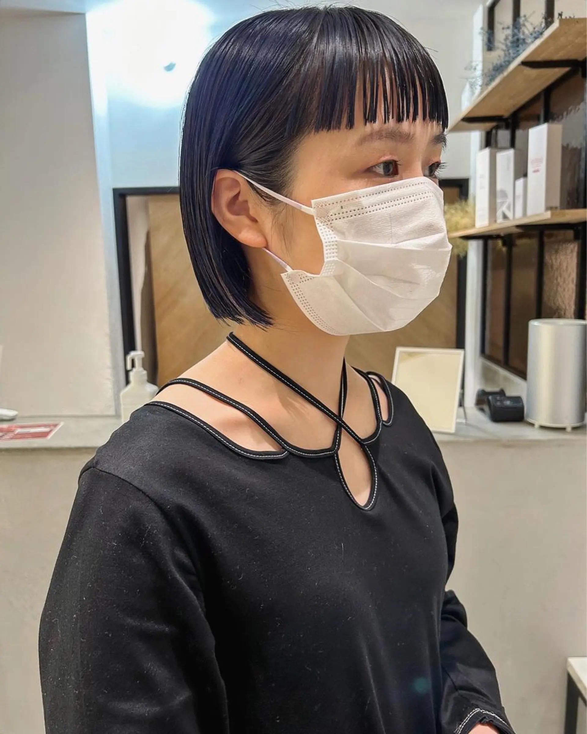 ショート カラー ブルーカラー ネイビーカラー ボブ オン眉 カット ヘアカラー トリートメント Loom.所属・村上雅人 ナチュラルモードのヘアスタイル