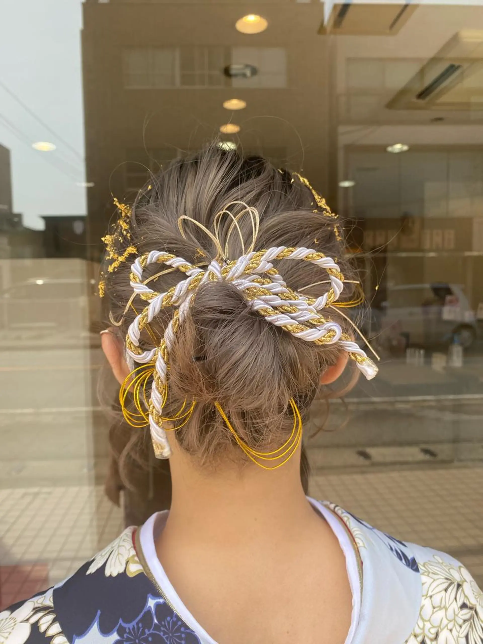 ミディアム カラー ヘアアレンジ 成人式 卒業式のヘアスタイル 千葉ハイトーンカラー KASUMIのヘアスタイル