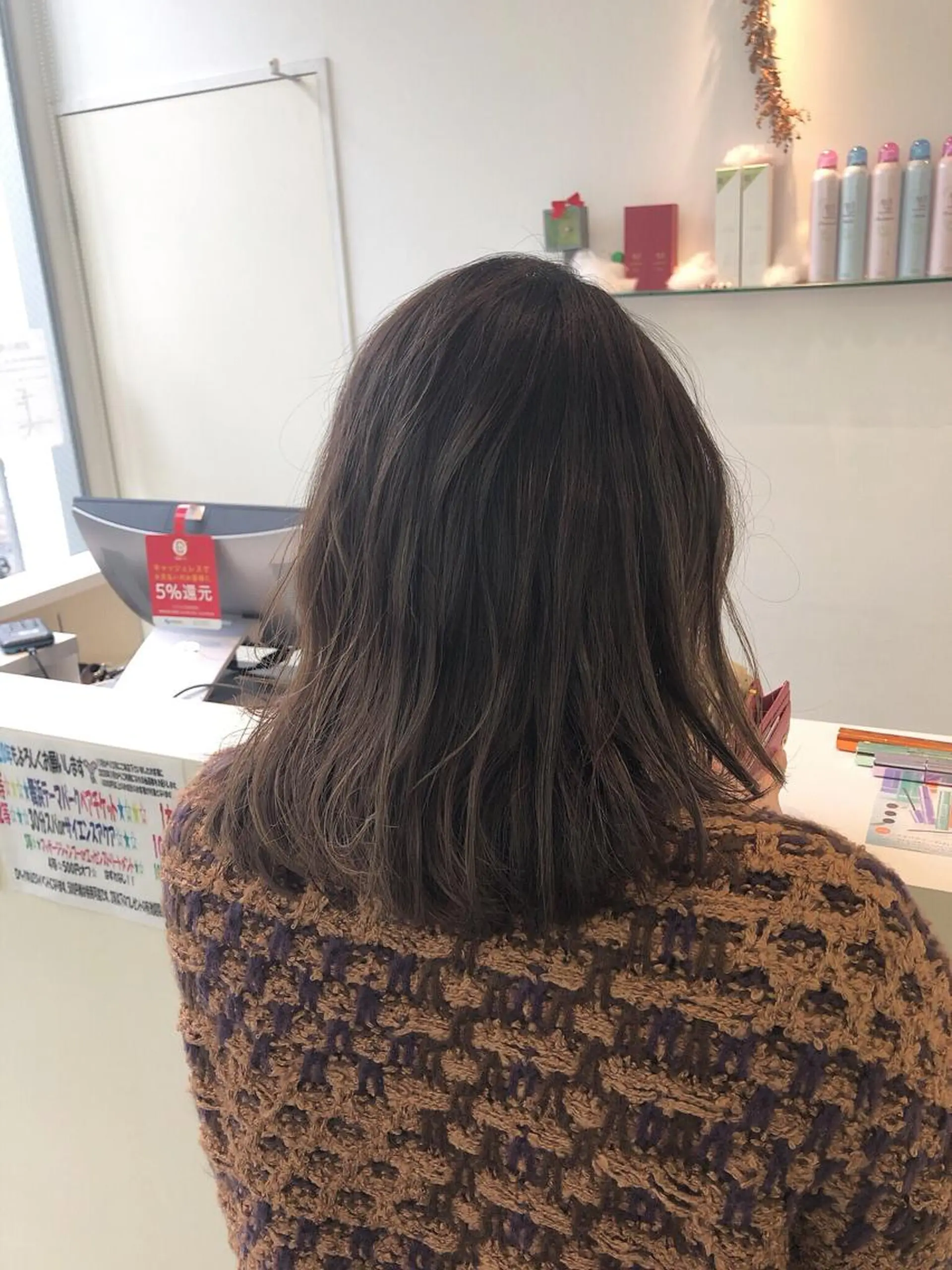 セミロング カラー ベージュカラー グラデーションカラー ハイライトカラー ハイライト 本山　くせ毛のカット 尾島光季のヘアスタイル