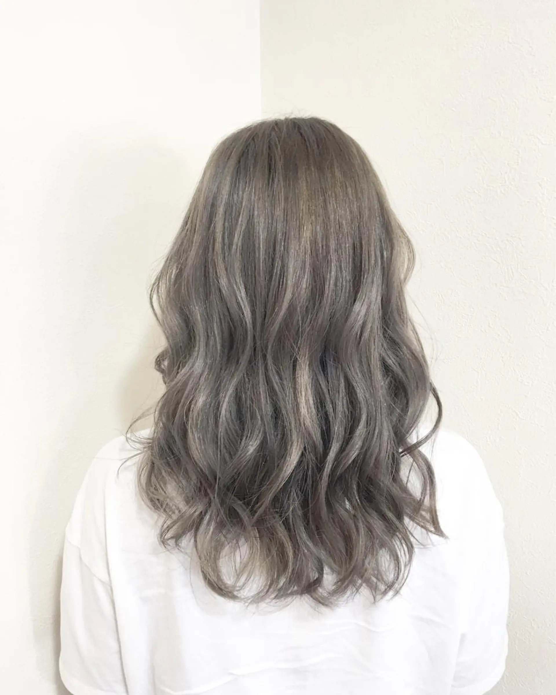 セミロング ヤマグチ ヒカルのヘアスタイル