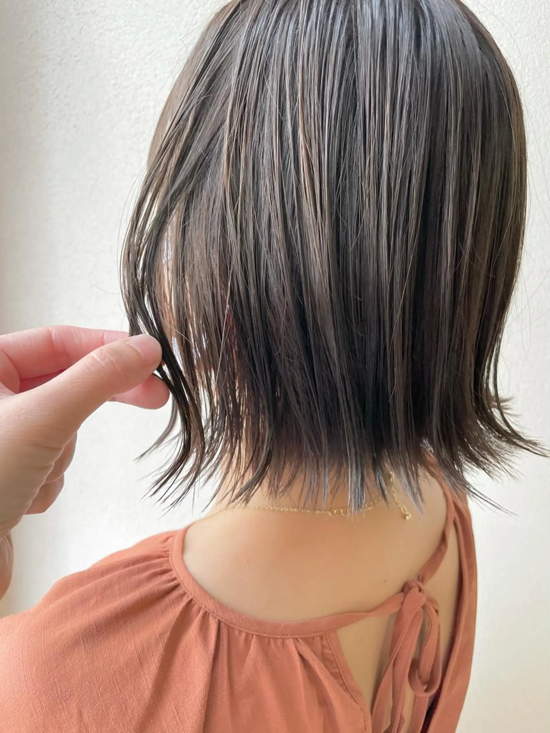 ショート カラー ベージュカラー オリーブベージュ ヘアカラー 沢田 瞳のヘアスタイル