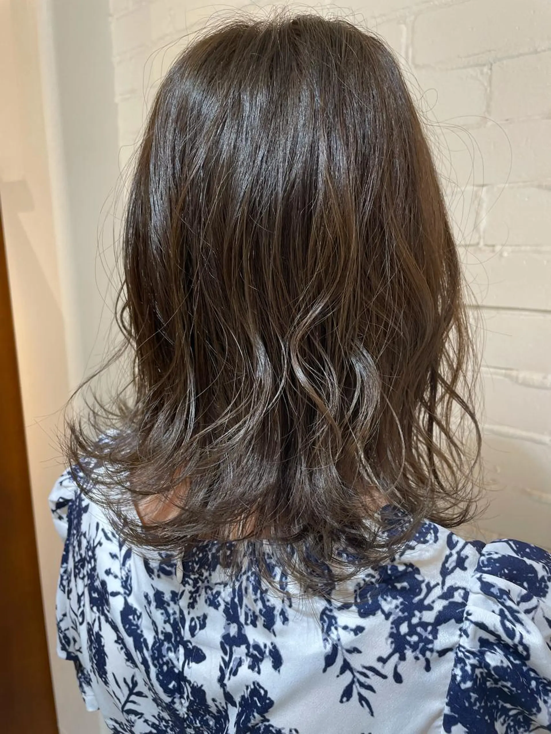 ミディアム カラー ベージュカラー 透明感カラー オリーブベージュ 小柳 歩美のヘアスタイル