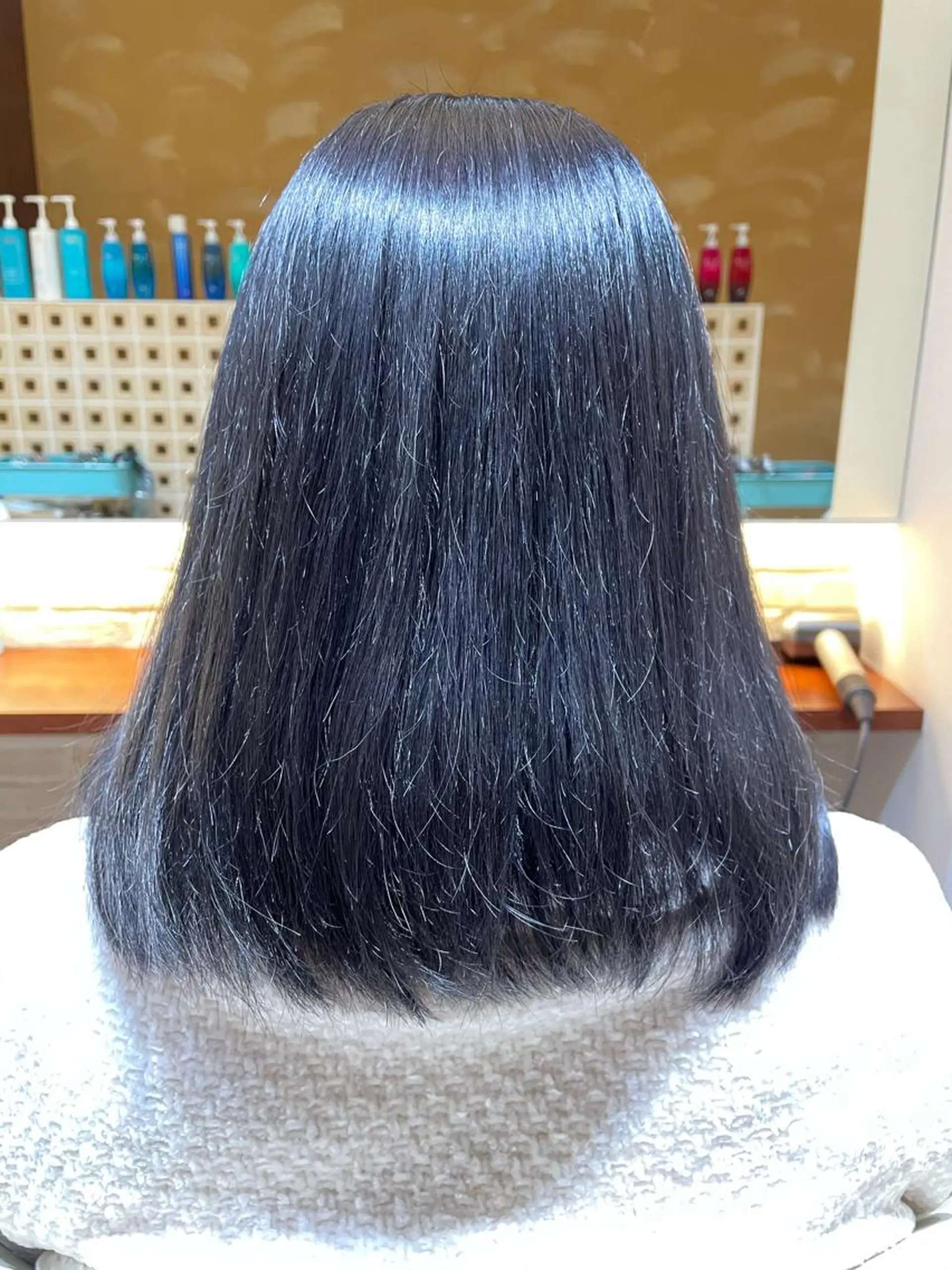 ミディアム カラー 黒髪 ブルーカラー ブルーブラック CoCooN 店長 さのえみのヘアスタイル