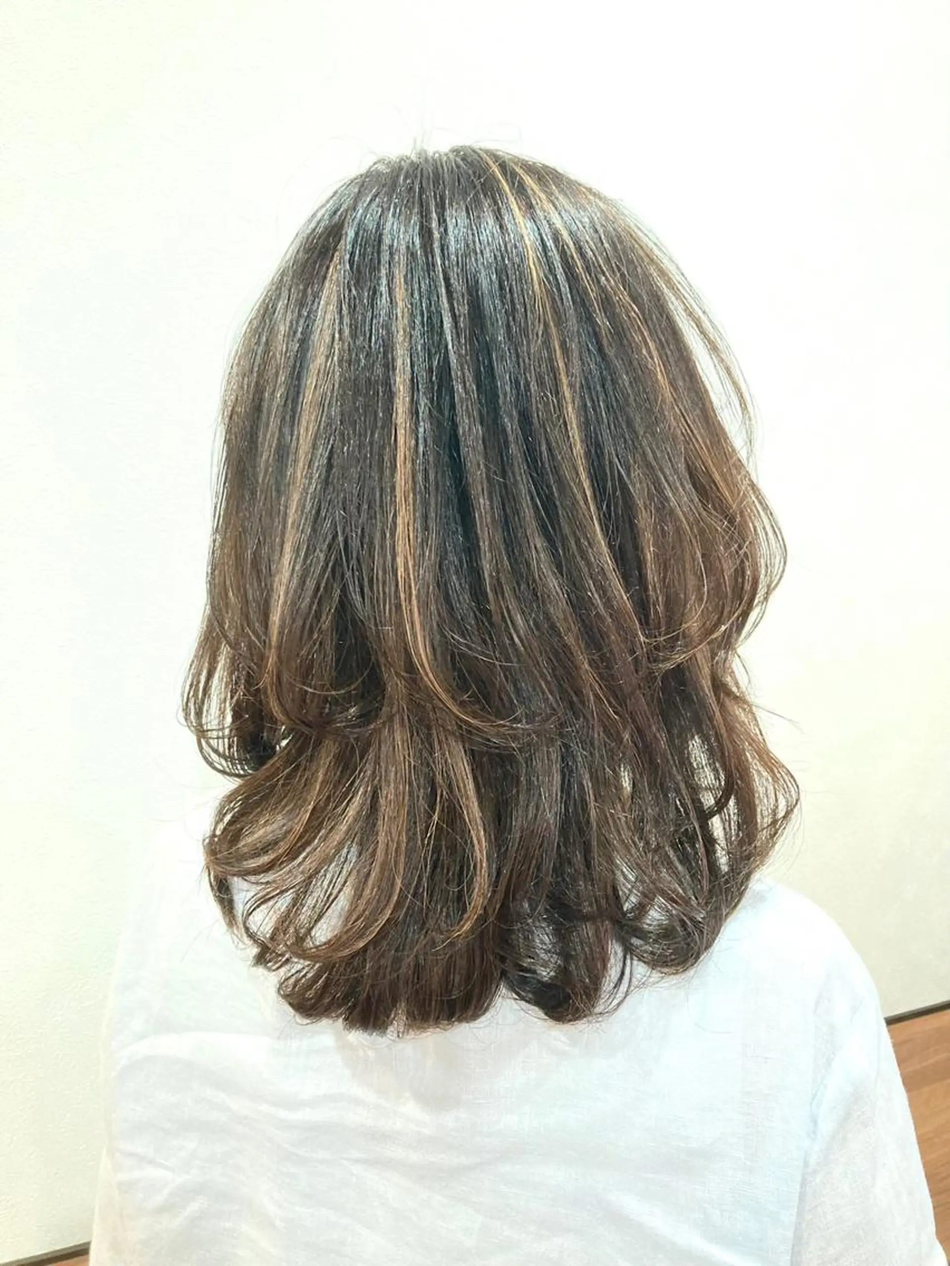 ミディアム カラー パーマ ハイライトカラー ハイライト 髪質改善 縮毛矯正 トリートメント カット ヘアカラー トリートメント Annon プライベートサロンのヘアスタイル