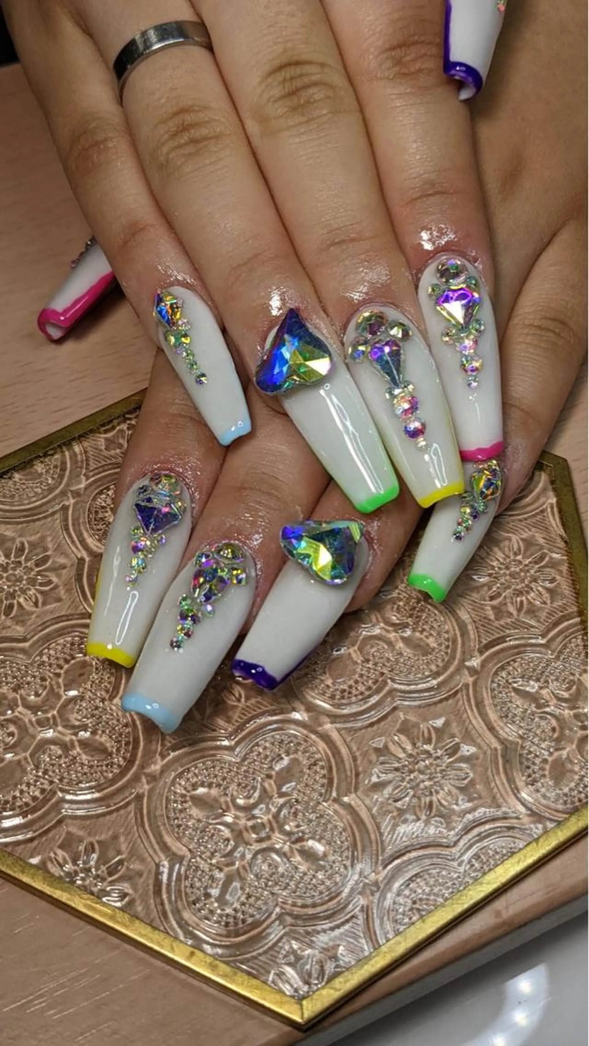 ネイル ハンドネイル ハンドケア フラワー ムーンのネイルデザイン