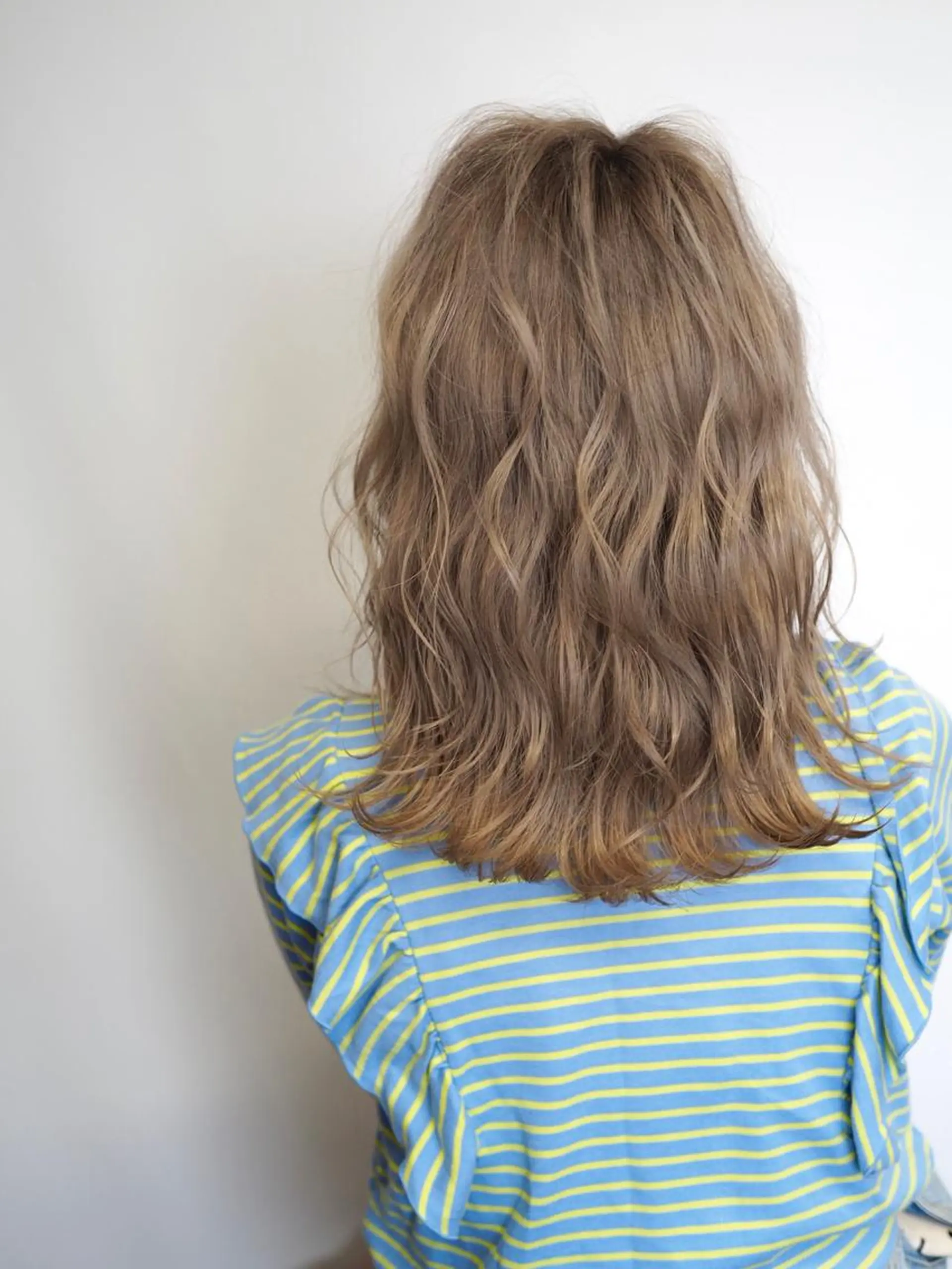 ミディアム カラー パーマ ヘアアレンジ ハイトーンカラー メンズハイトーン メンズバレイヤージュのヘアスタイル