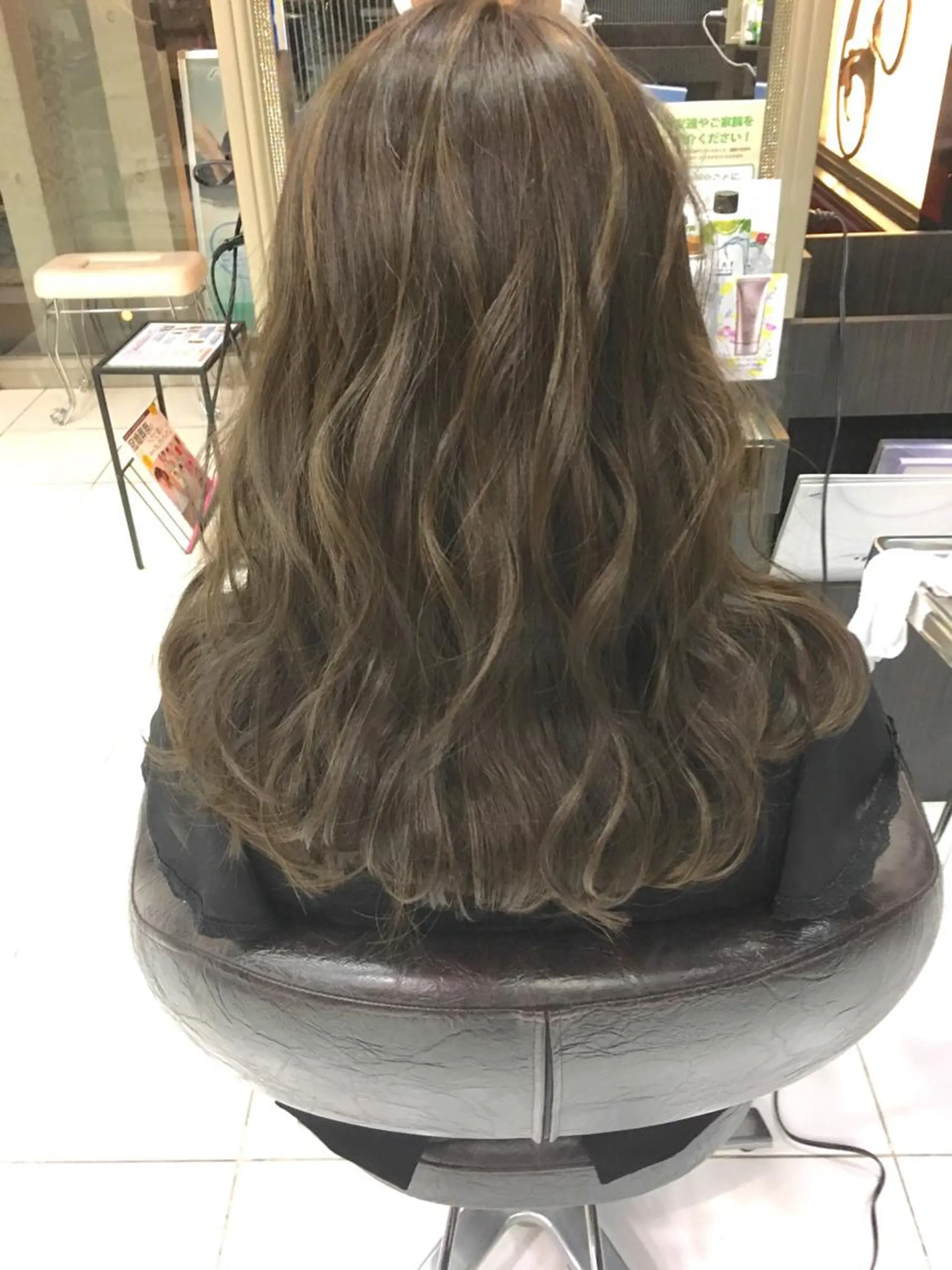 ロング カラー グレージュ ハイライトカラー ハイライト トップスタイリスト 小澤純一のヘアスタイル