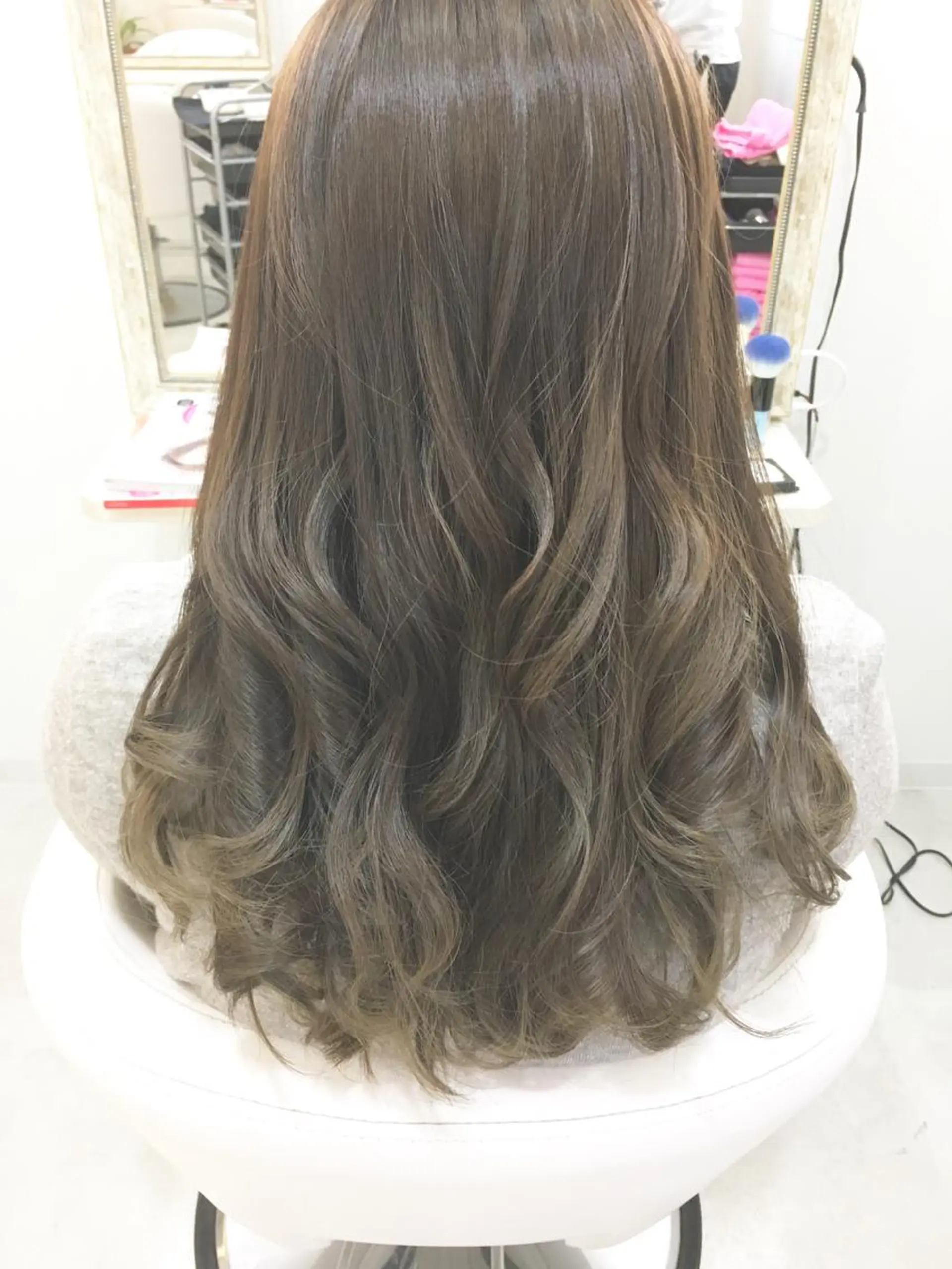 セミロング ロング カラー アッシュ ベージュカラー ハイライトカラー 3Dハイライト ハイライト 髪質改善 中川　翔のヘアスタイル