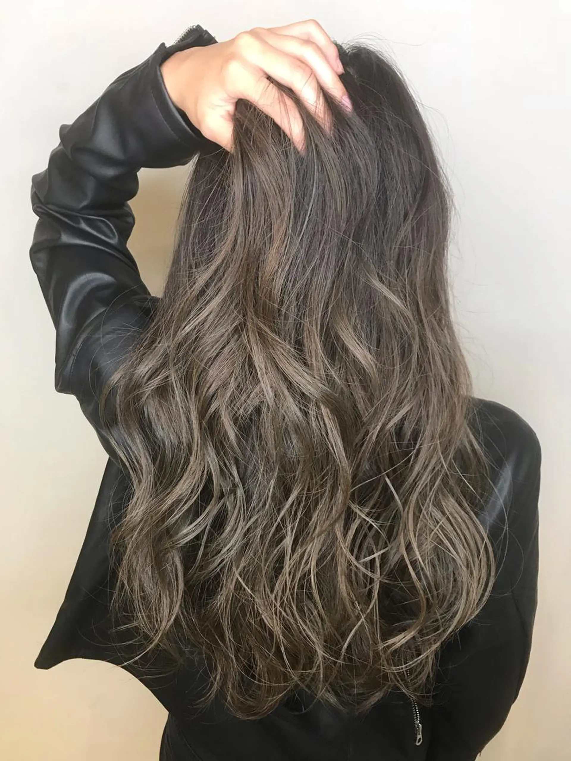 セミロング カラー グラデーションカラー ハイライトカラー イルミナカラー ハイライト AMI Hair  supply所属・髪質改善カラー 韓国風レイヤーのヘアスタイル