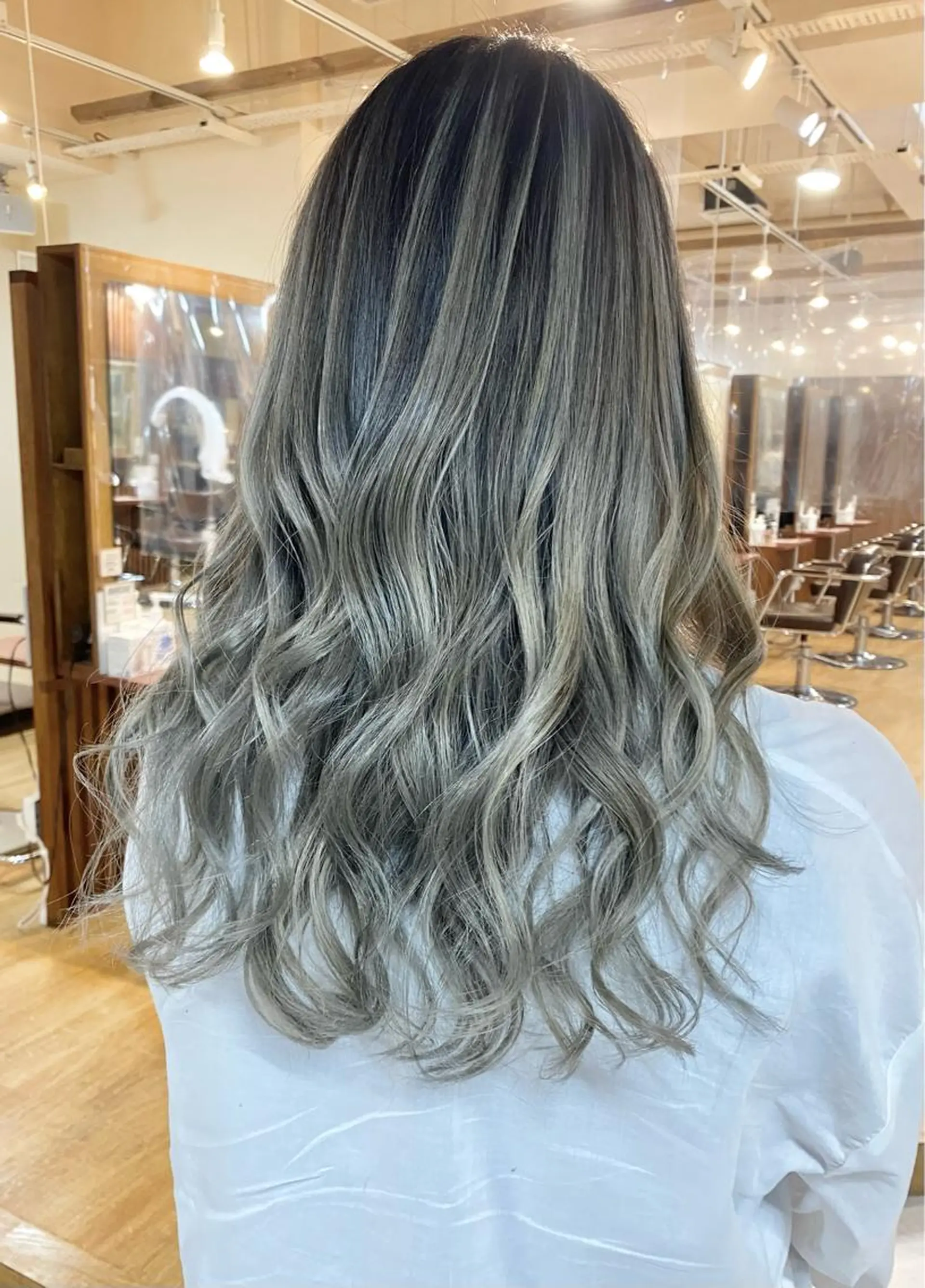 ロング カラー バレイヤージュ レイヤーカット 白髪ぼかし バレイヤージュ志鎌のヘアスタイル