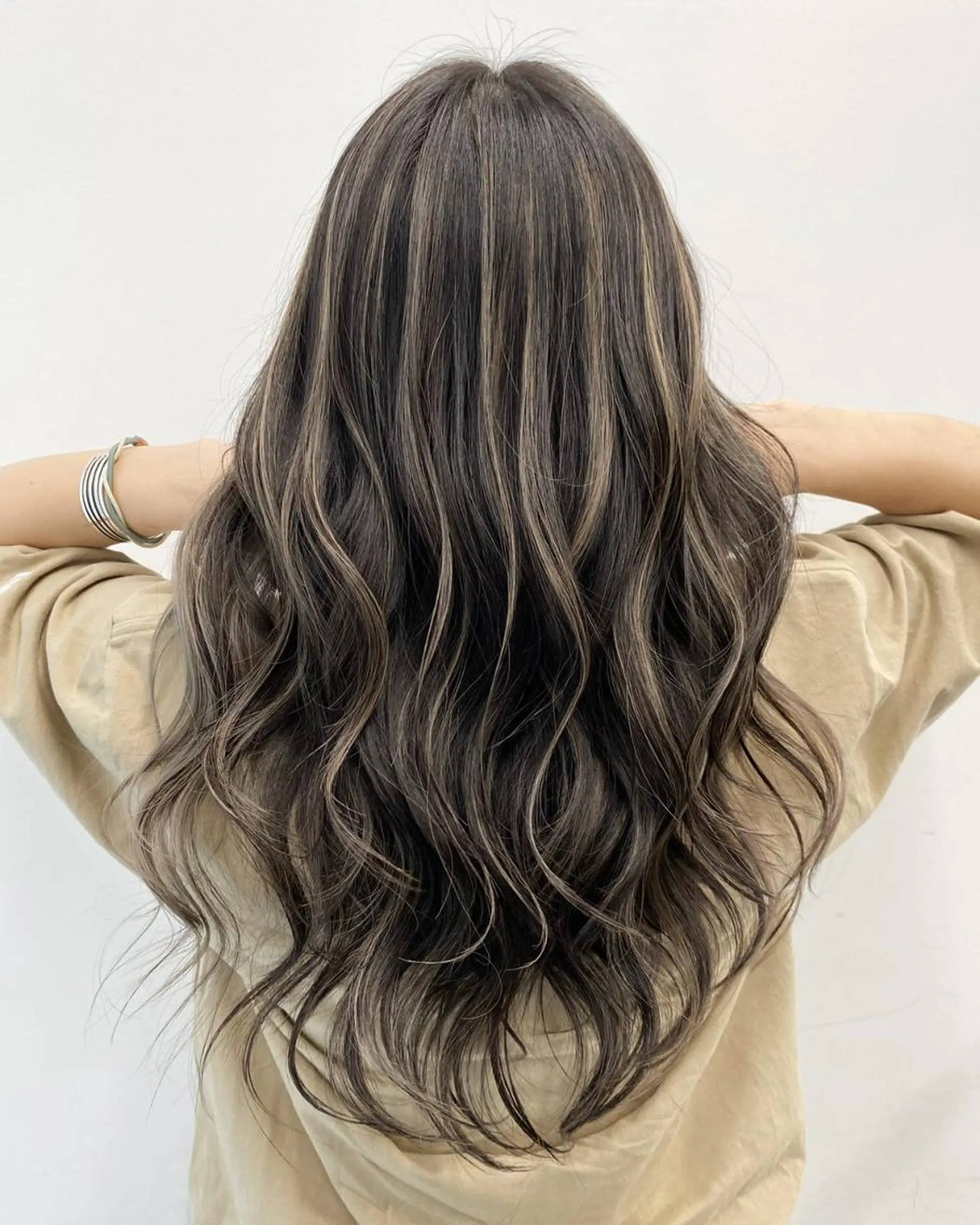 ロング カラー アッシュ ベージュカラー ブルーカラー ブルーグレー ブルーグレージュ 公式 Ease by amble luxeのヘアスタイル
