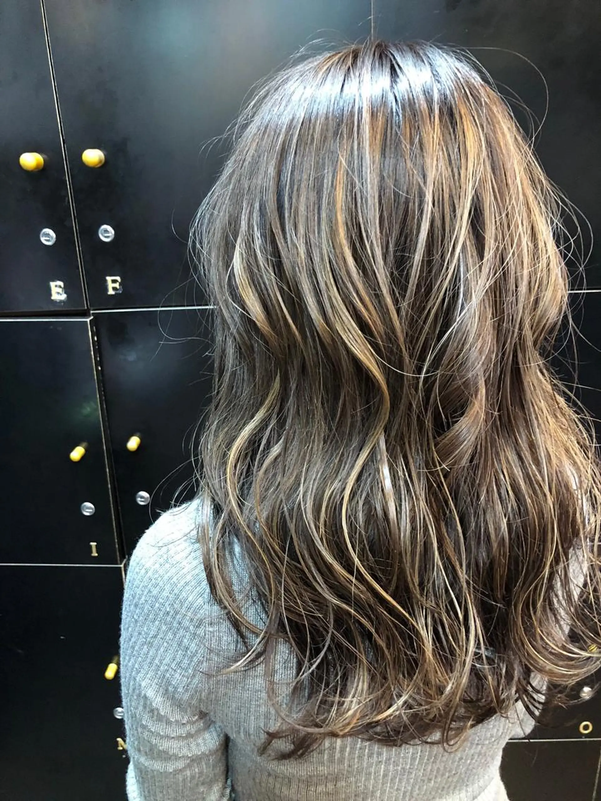 セミロング シールエクステ/ ハイトーンカラーのヘアスタイル