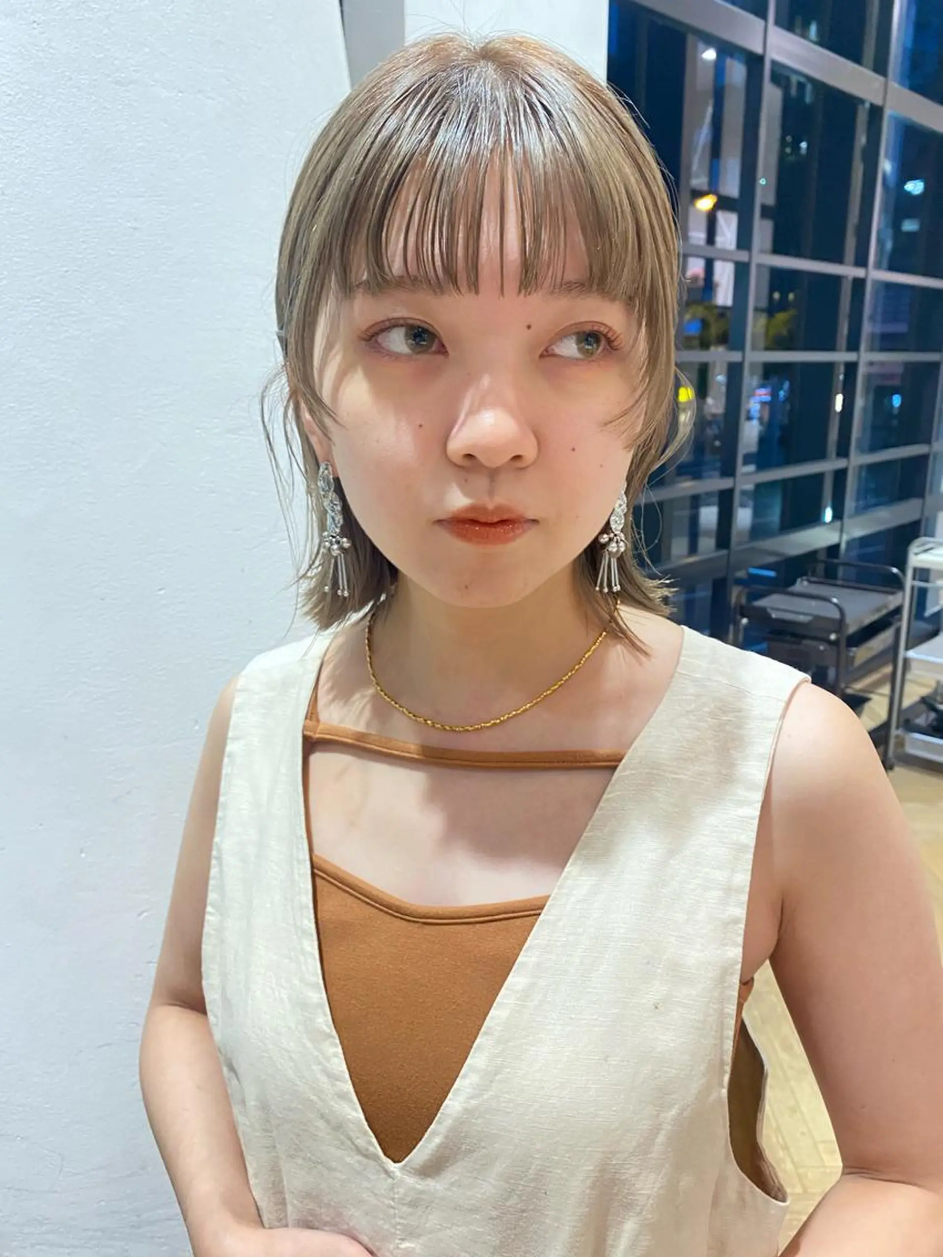 ミディアム カラー ハイトーンカラー 顔まわりレイヤー レイヤーカット 増井 彩乃のヘアスタイル